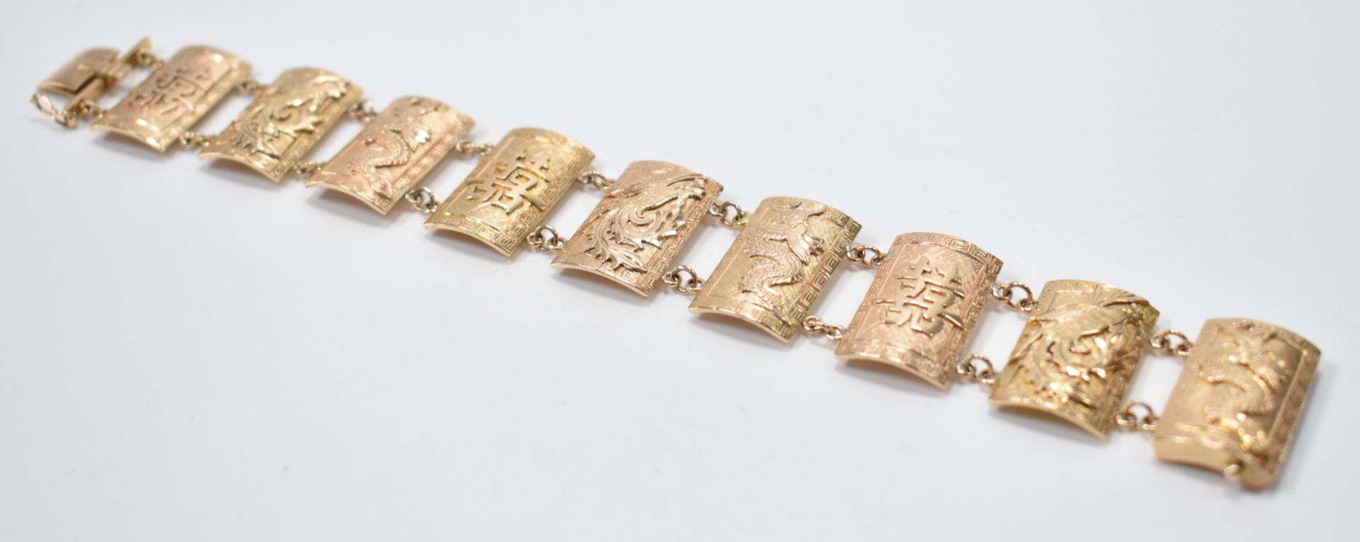 18CT GOLD CHINESE PANEL LINK CHAIN BRACELET - Image 5 of 6