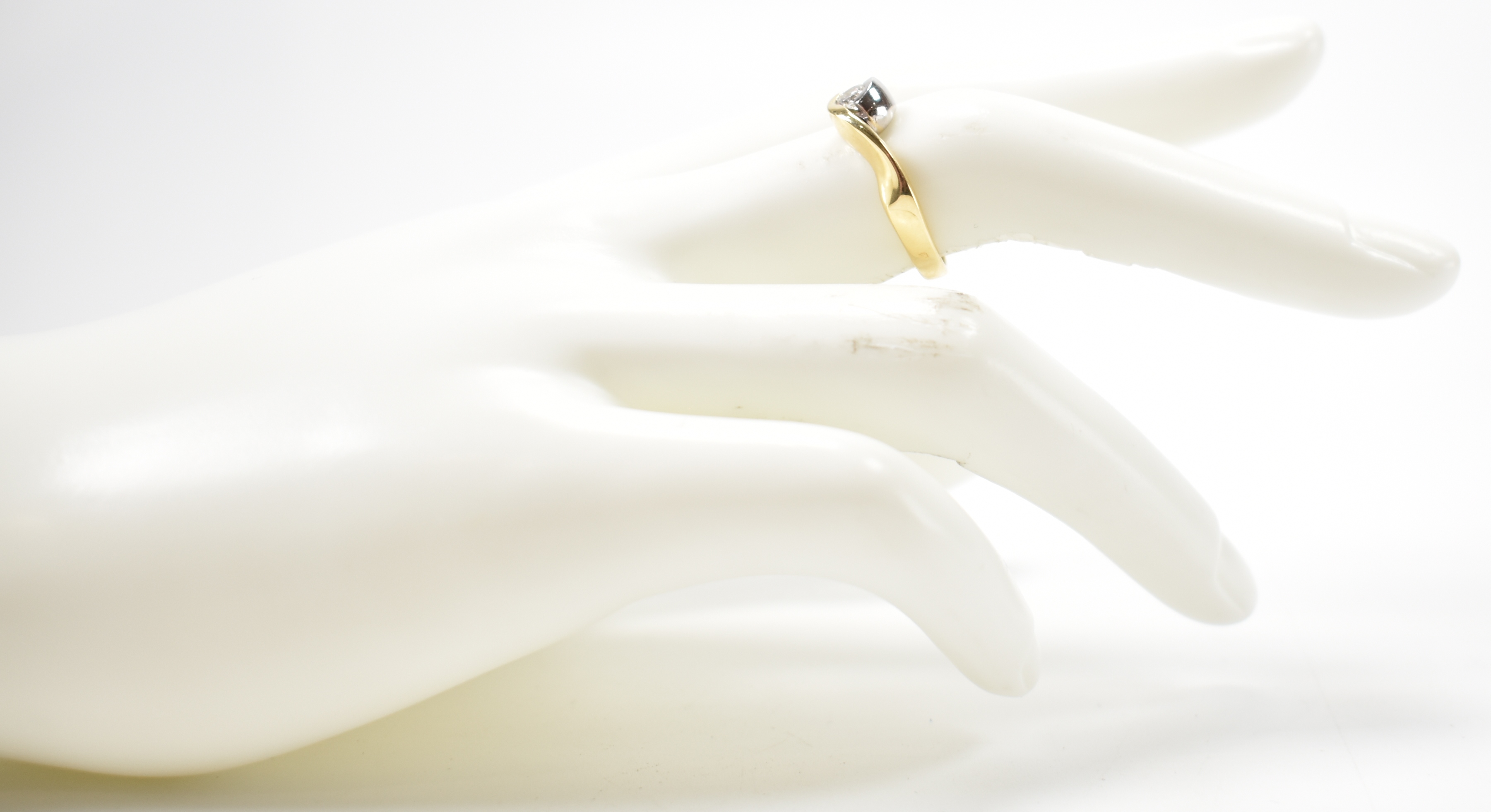 TWO TONE GOLD & DIAMOND CROSSOVER RING - Image 9 of 9