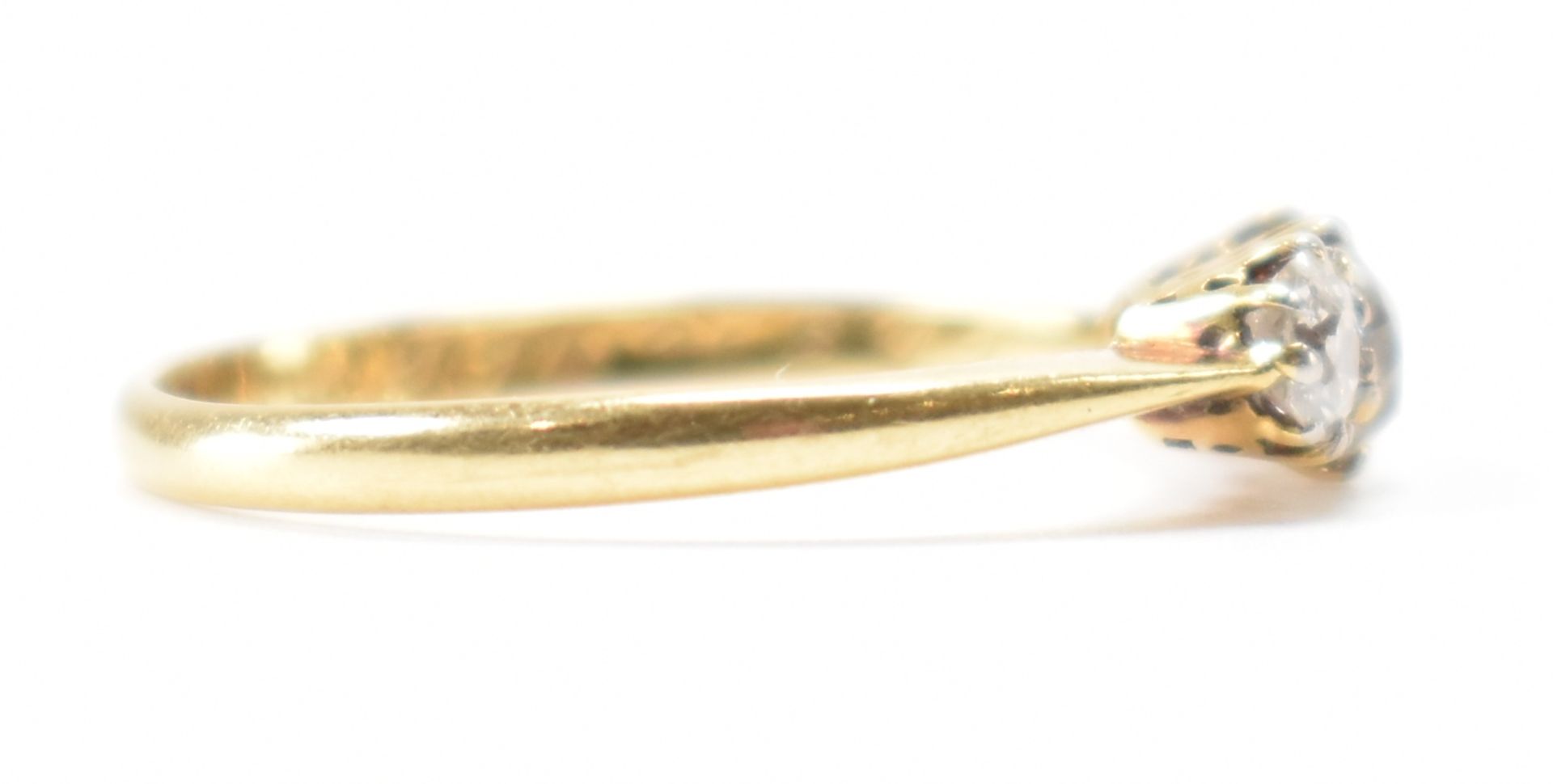 1920S 18CT GOLD & DIAMOND 3 STONE RING - Image 7 of 10