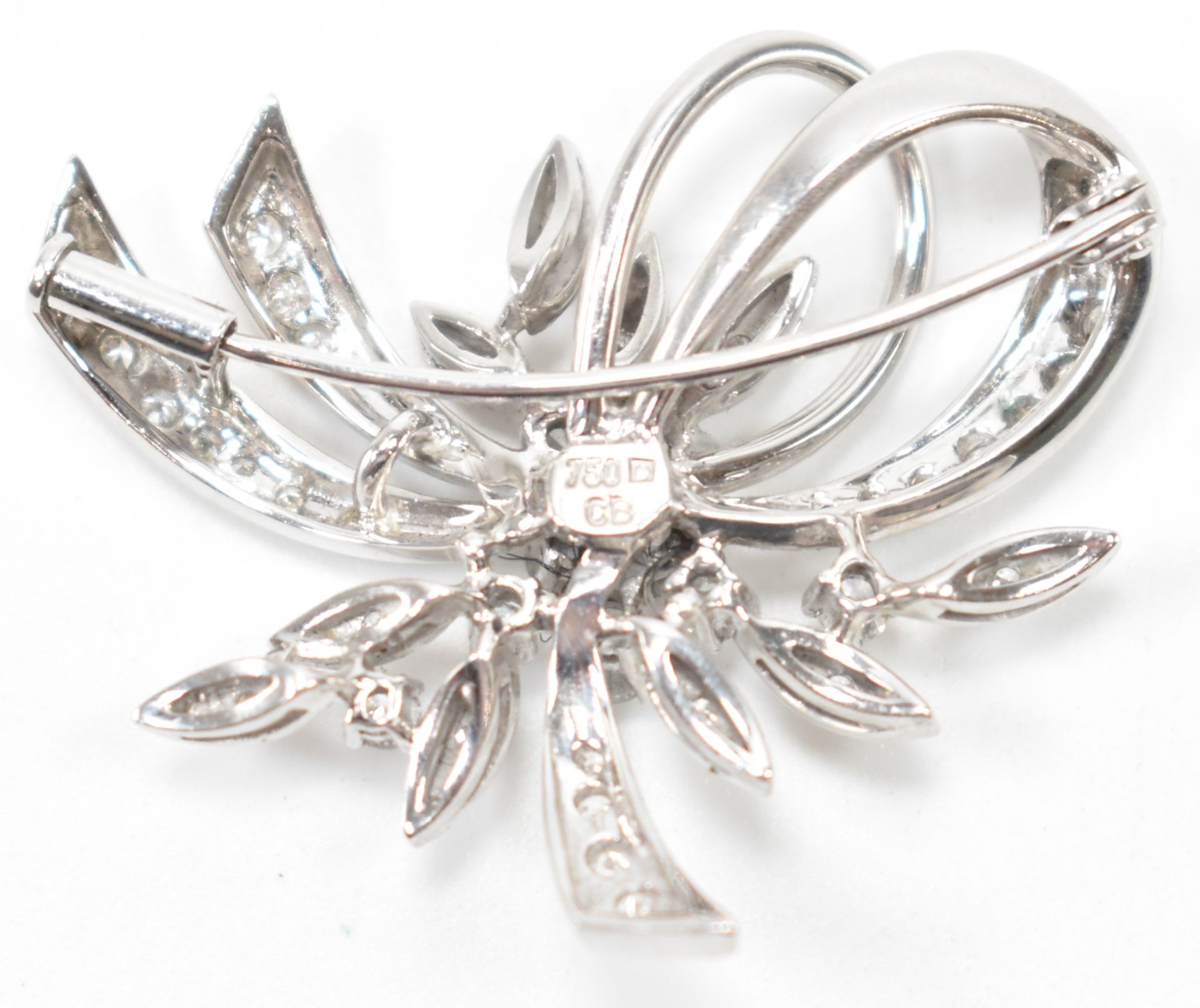 WHITE GOLD & DIAMOND FLORAL SPRAY BROOCH - Bild 2 aus 5