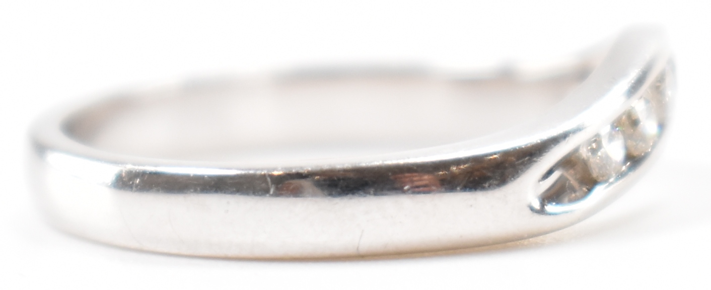 HALLMARKED 9CT WHITE GOLD & DIAMOND WEDDING BAND RING - Image 5 of 7