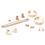 COLLECTION OF GOLD EARRINGS & BAR BROOCH