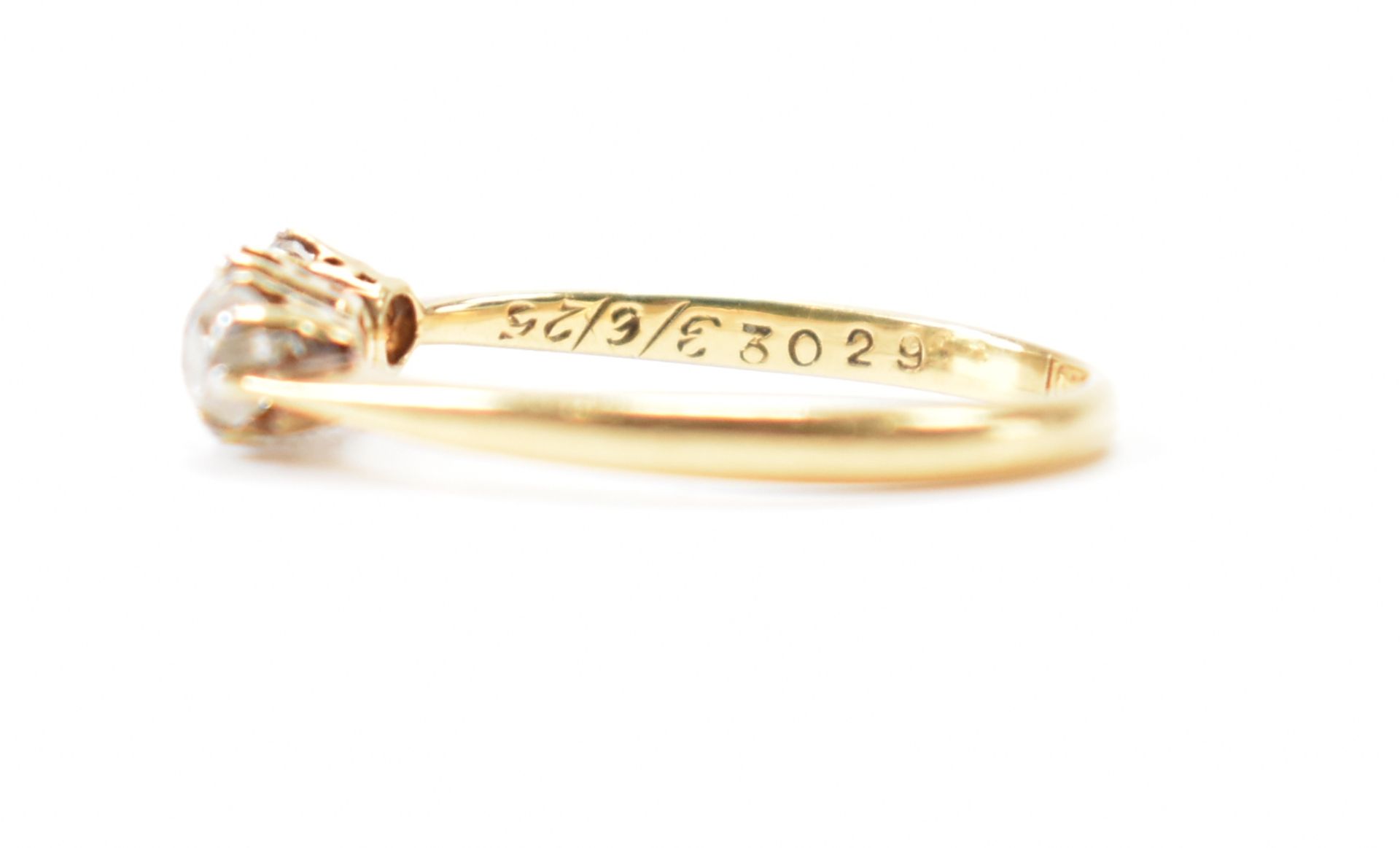 1920S 18CT GOLD & DIAMOND 3 STONE RING - Image 2 of 10