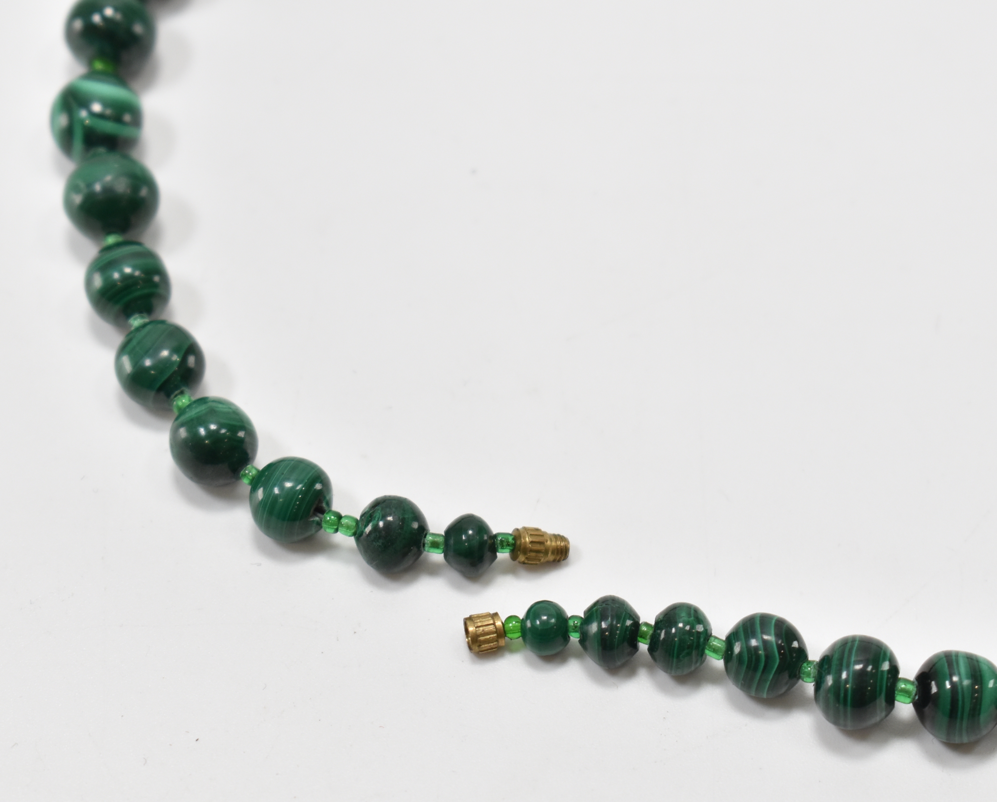 VINTAGE SINGLE STRING MALACHITE BEAD NECKLACE - Image 4 of 4