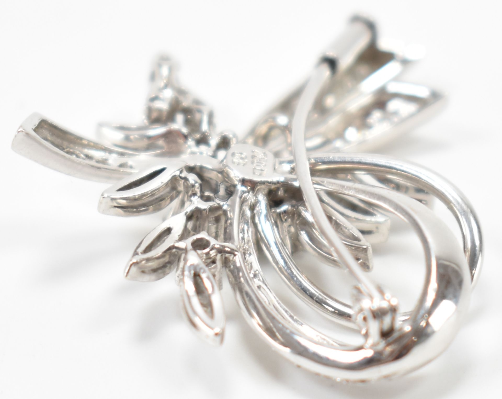 WHITE GOLD & DIAMOND FLORAL SPRAY BROOCH - Bild 5 aus 5