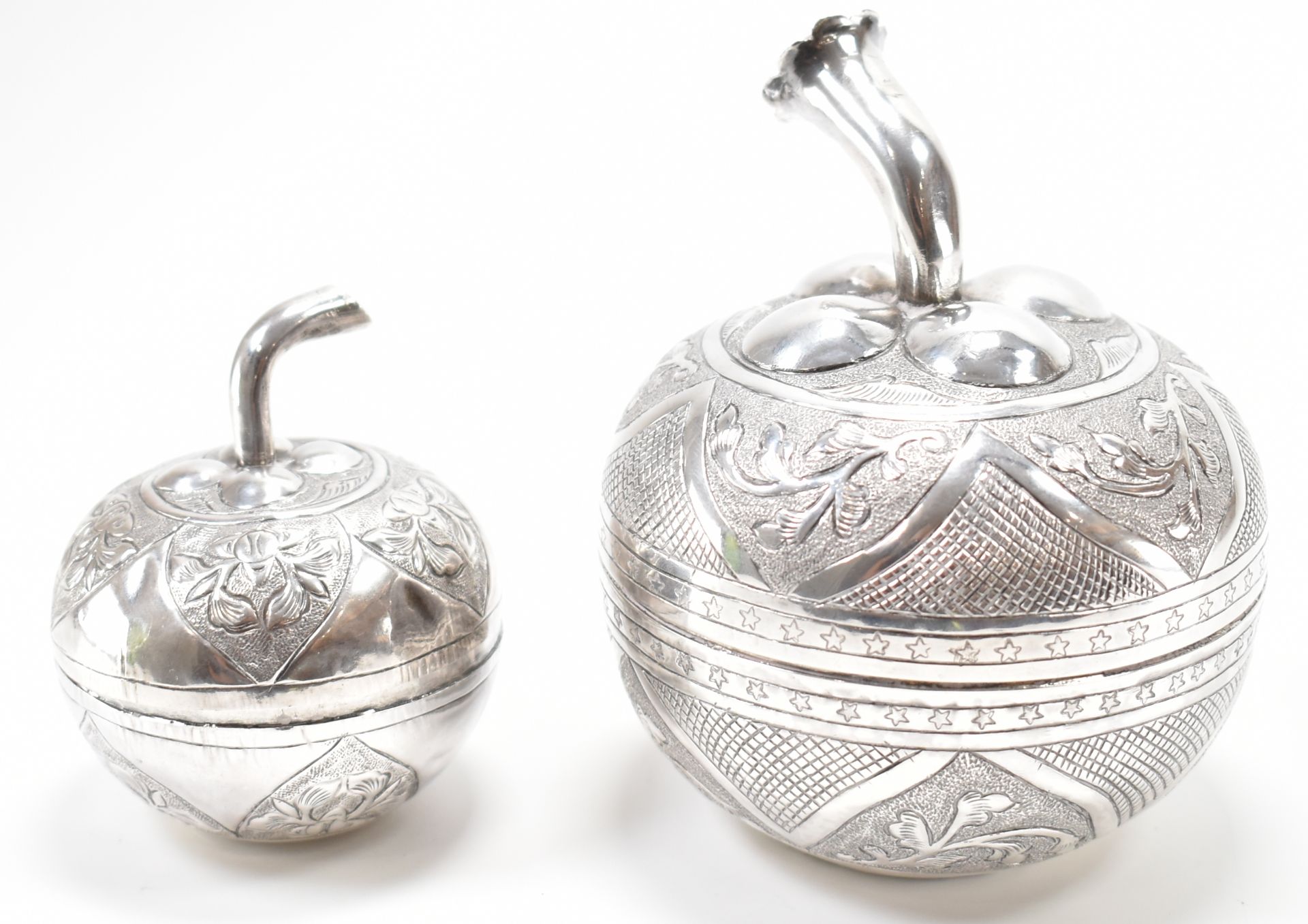 PAIR OF BRUNEI SILVER APPLE TRINKET BOXES - Image 2 of 4