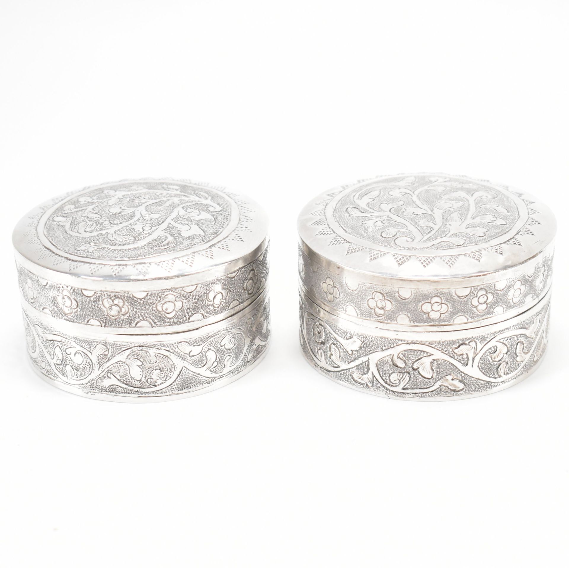PAIR OF BRUNEI SILVER TRINKET BOXES - Image 2 of 3