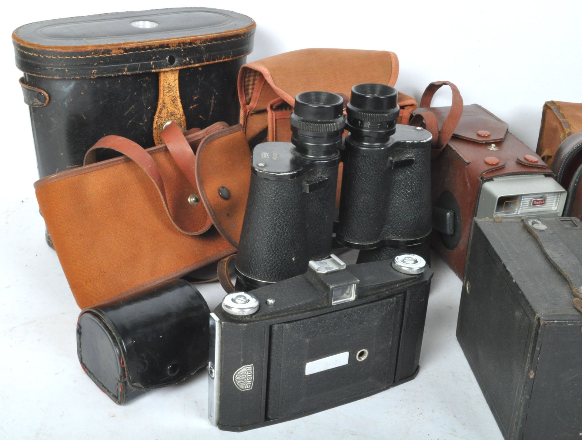 COLLECTION OF VINTAGE 20TH CENTURY CAMERAS AND MORE - Bild 2 aus 5