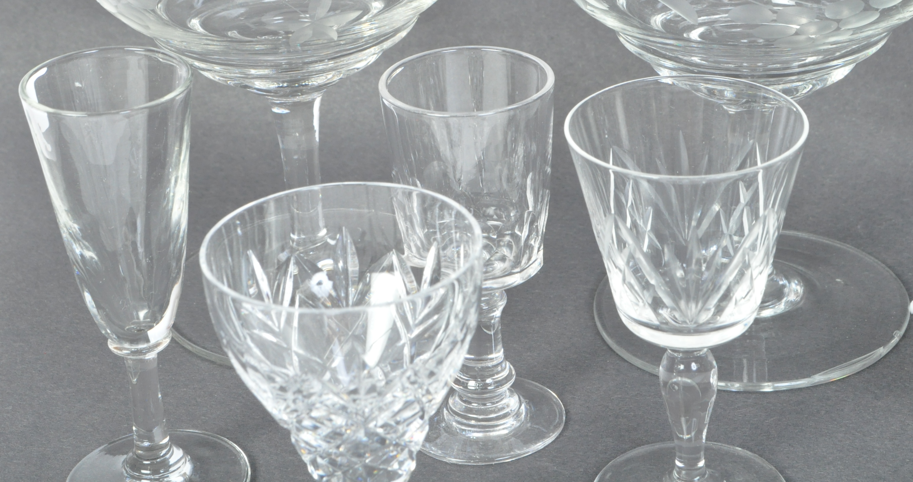 AN ASSORTMENT OF VINTAGE & EARLIER CUT GLASS GLASSWARE - Image 2 of 4