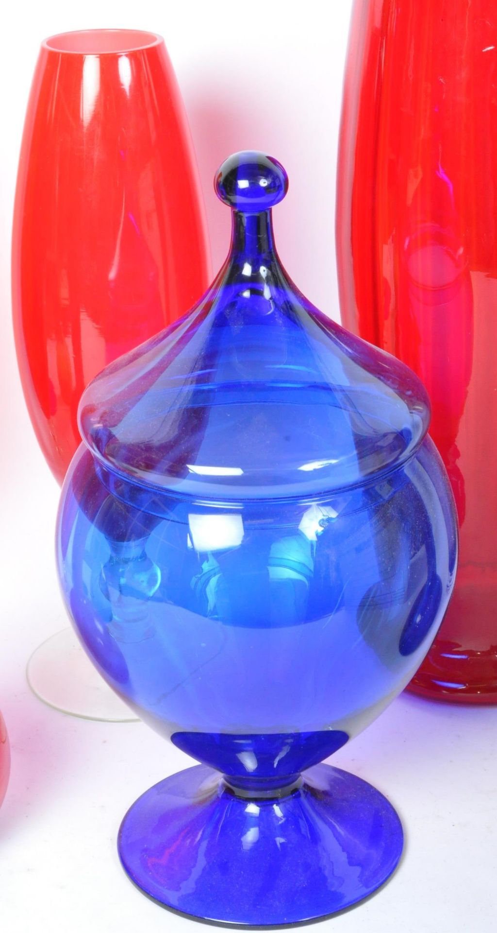 A COLLECTION OF RETRO MID 20TH CENTURY COLOURED ART GLASS - Image 4 of 5