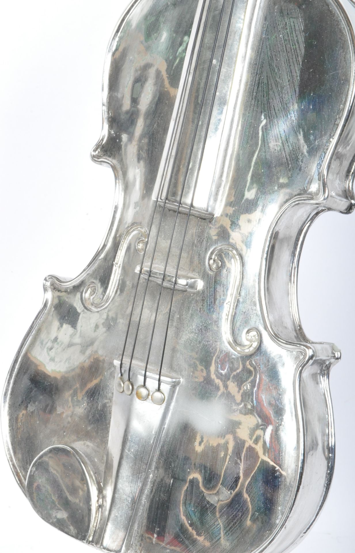 A CONTEMPORARY ART STATUE CHROME LOOK VIOLIN - Bild 3 aus 5