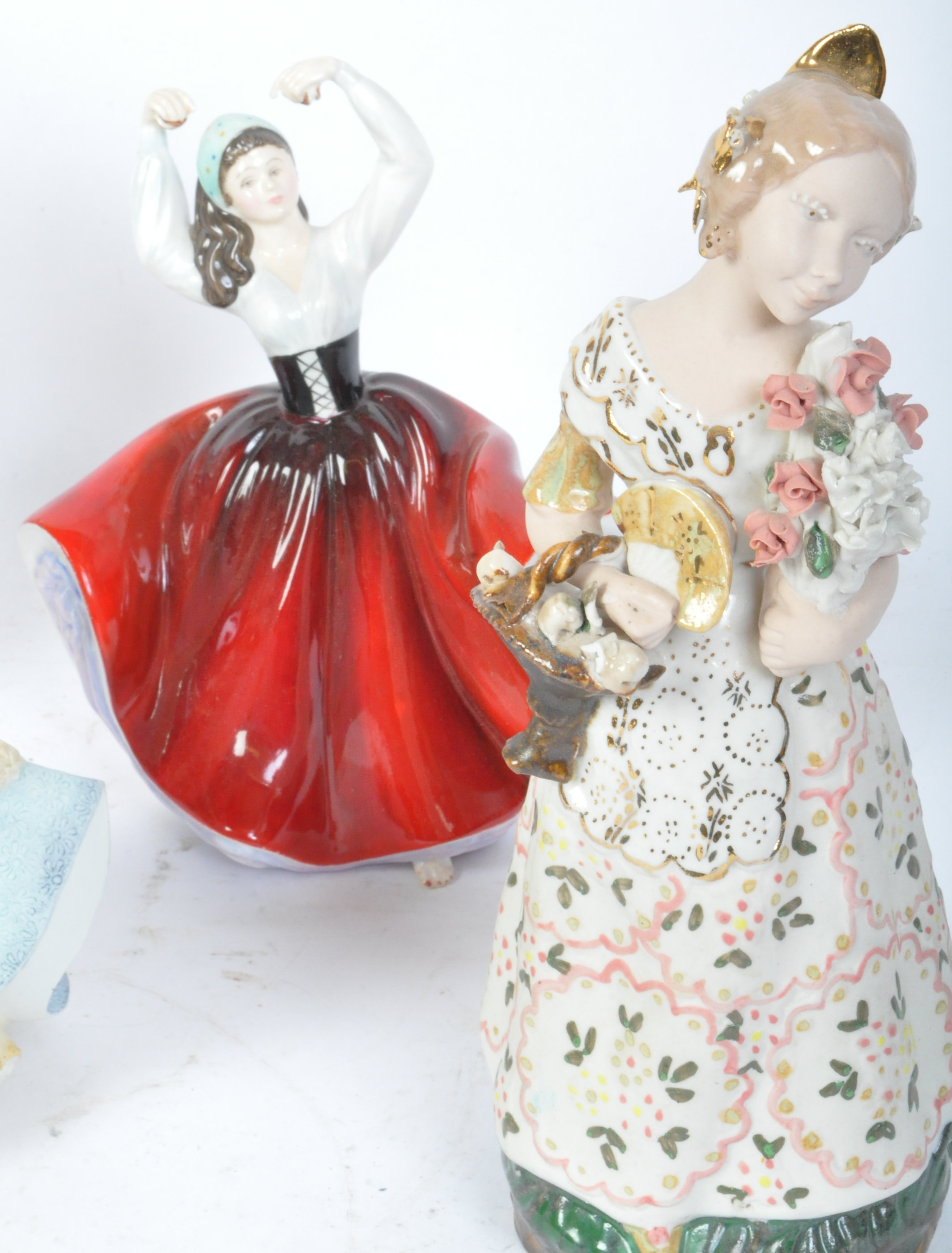 FIVE VINTAGE PORCELAIN FIGURES - LLADRO, ROYAL DOULTON & MORE - Image 4 of 5