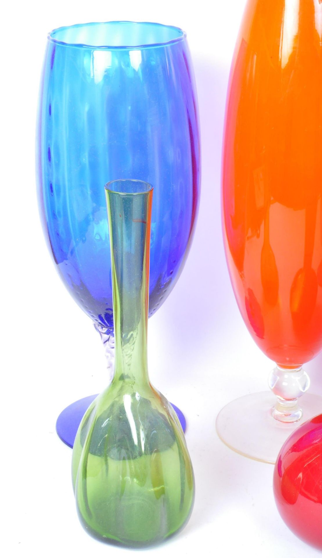 A COLLECTION OF RETRO MID 20TH CENTURY COLOURED ART GLASS - Image 2 of 5