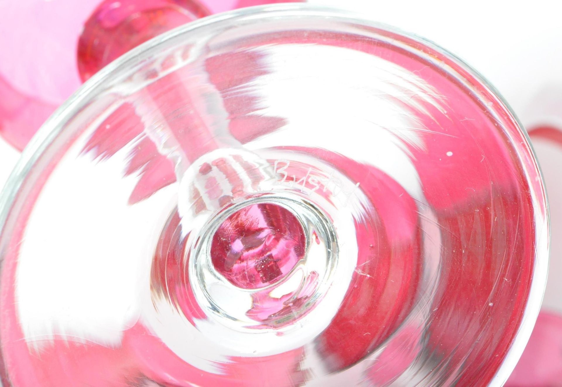 A COLLECTION OF VINTAGE 20TH CENTURY CRANBERRY GLASS - Image 5 of 5
