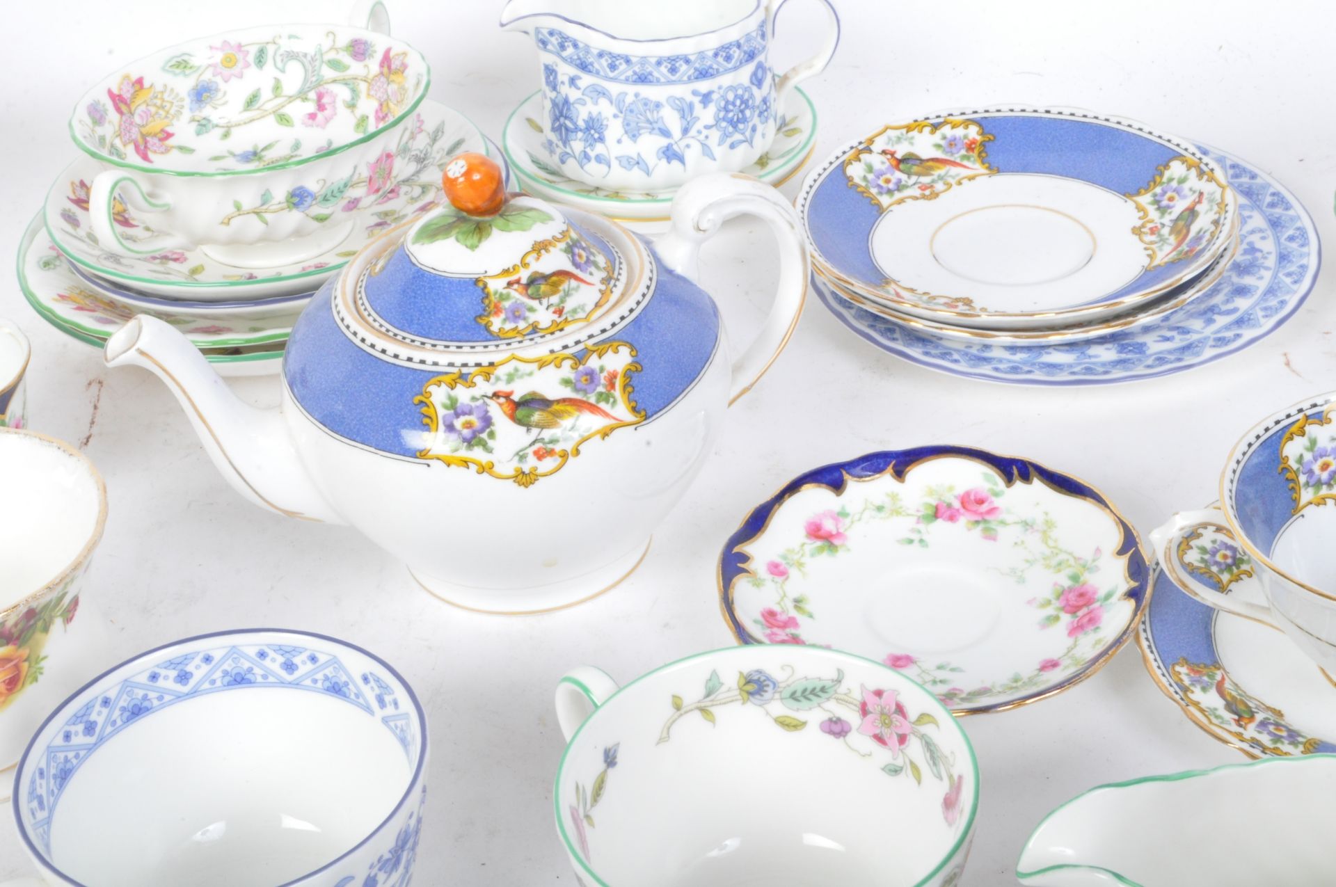 A COLLECTION OF BONE CHINA TEA SERVICE ITEMS - Bild 4 aus 5