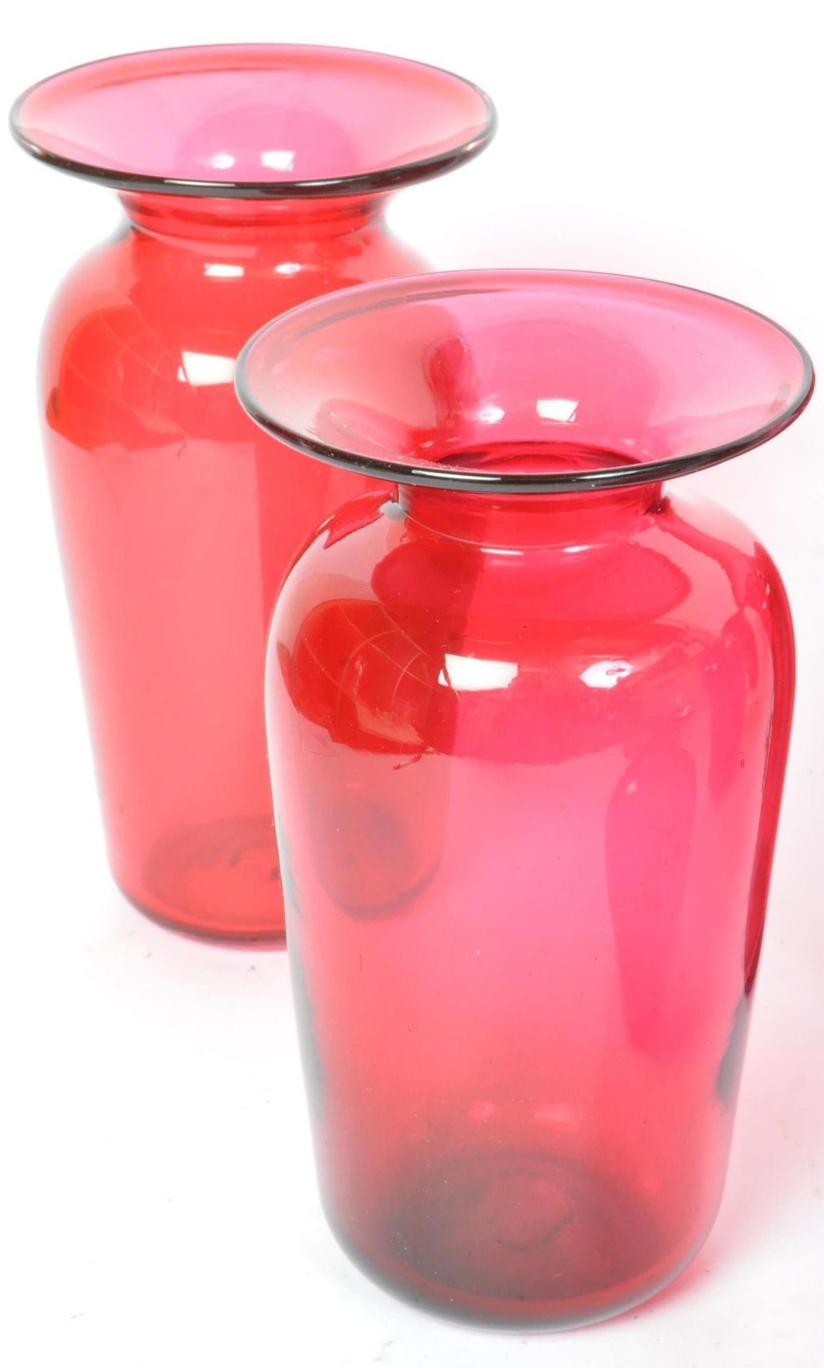 A COLLECTION OF VINTAGE 20TH CENTURY CRANBERRY GLASS - Image 2 of 5