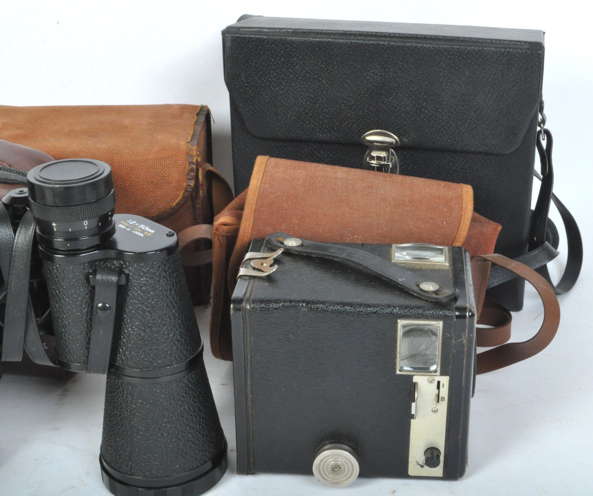 COLLECTION OF VINTAGE 20TH CENTURY CAMERAS AND MORE - Bild 4 aus 5