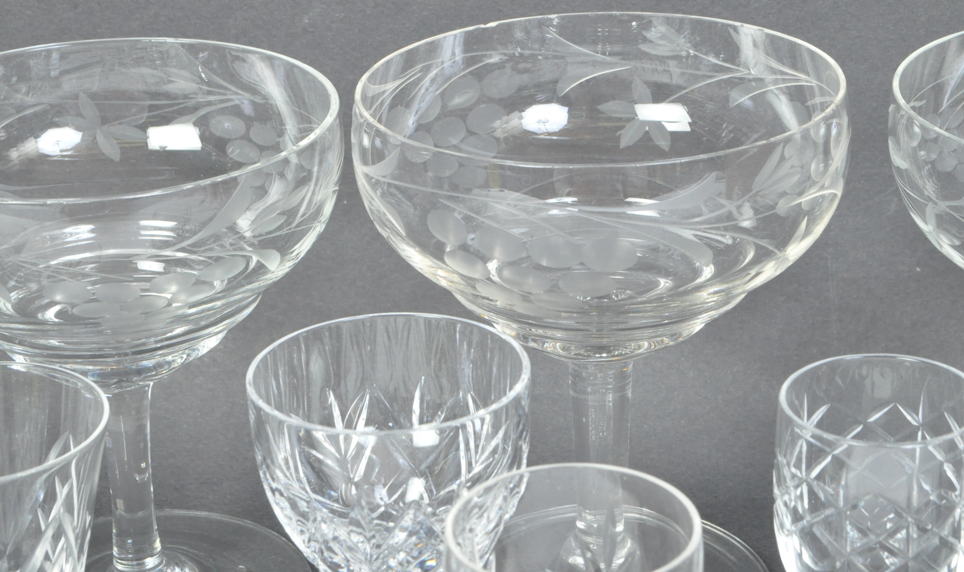 AN ASSORTMENT OF VINTAGE & EARLIER CUT GLASS GLASSWARE - Image 3 of 4