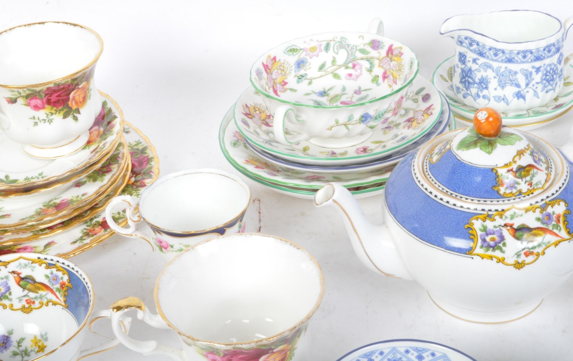 A COLLECTION OF BONE CHINA TEA SERVICE ITEMS - Bild 3 aus 5