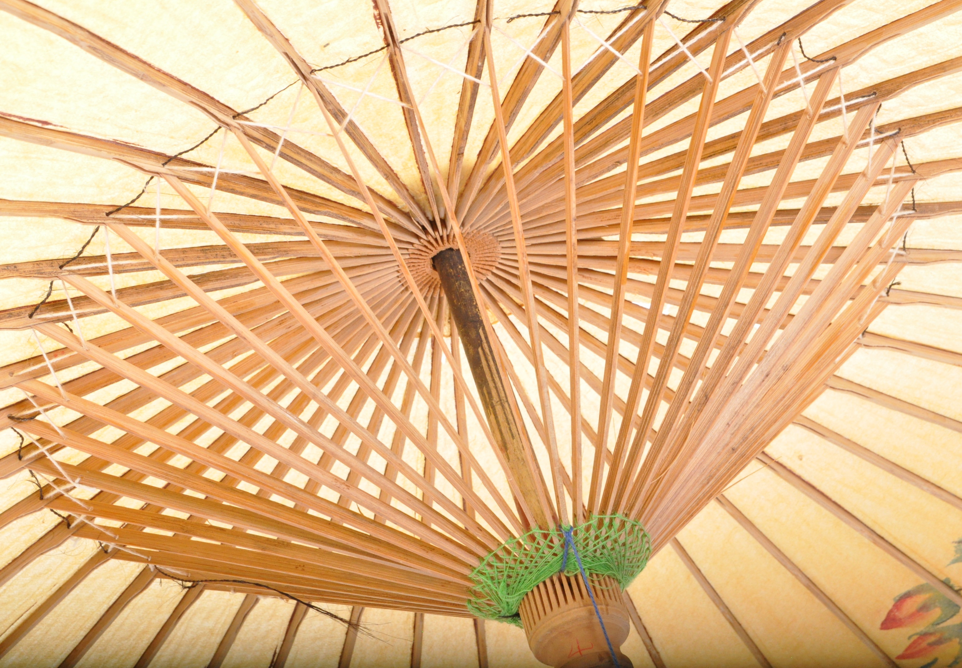 A WOODEN ORIENTAL CHINESE PARASOL - Image 3 of 6