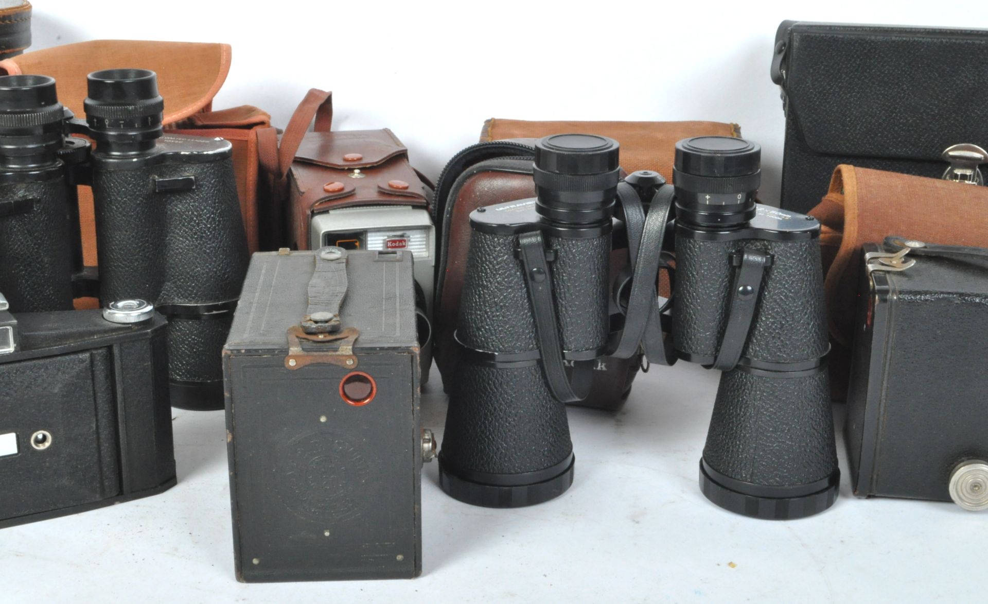 COLLECTION OF VINTAGE 20TH CENTURY CAMERAS AND MORE - Bild 3 aus 5