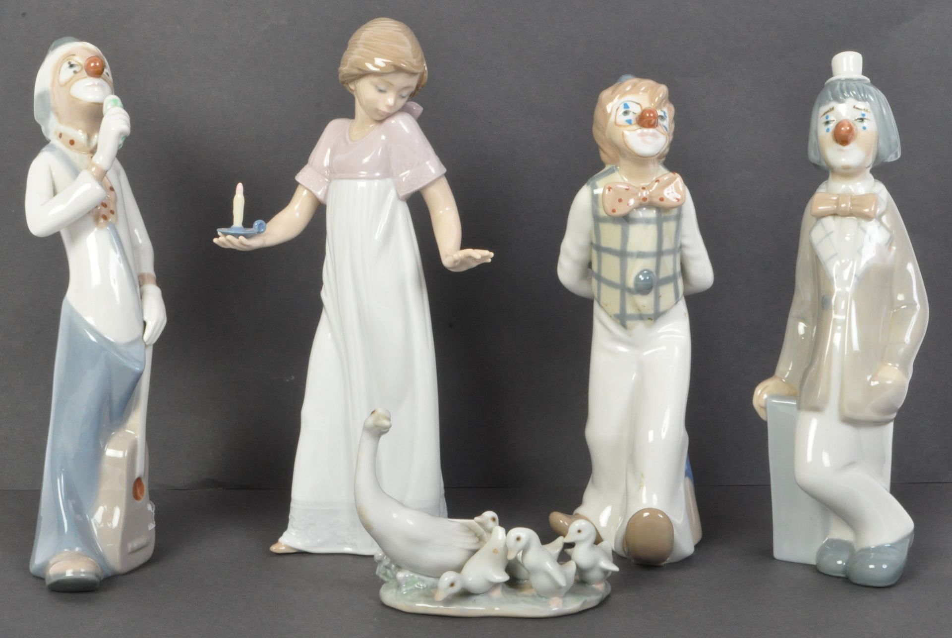 AN ASSORTMENT OF VINTAGE LLADRO & CASADES PORCELAIN FIGURES