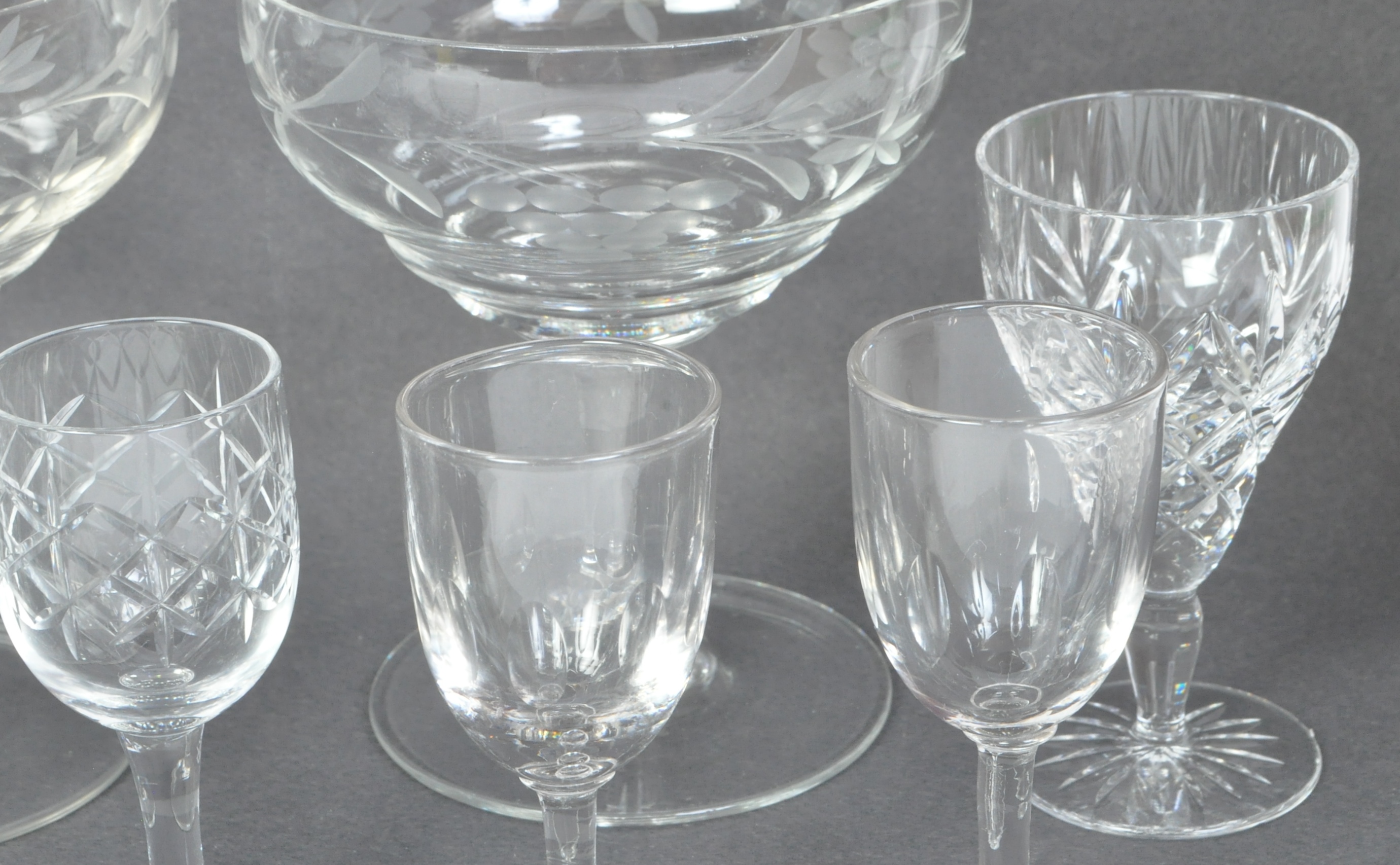 AN ASSORTMENT OF VINTAGE & EARLIER CUT GLASS GLASSWARE - Image 4 of 4