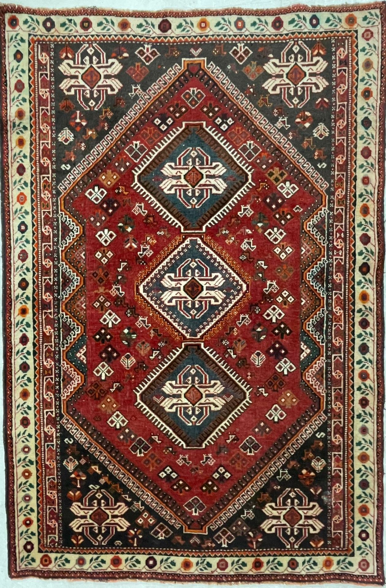 AN EARLY 20TH CENTURY PERSIAN ISLAMIC QASHQAI FLOOR CARPET RUG