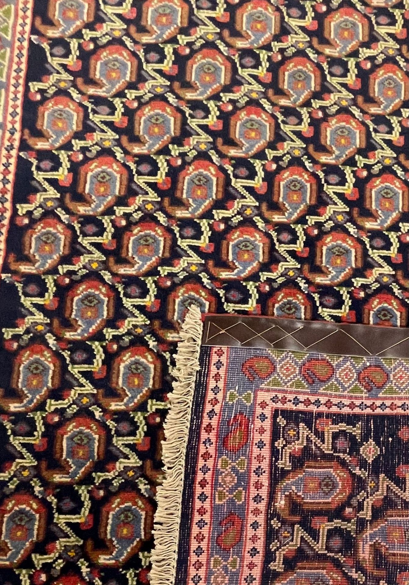 AN EARLY 20TH CENTURY KURDISH ISLAMIC RUNNER FLOOR RUG - Bild 3 aus 4