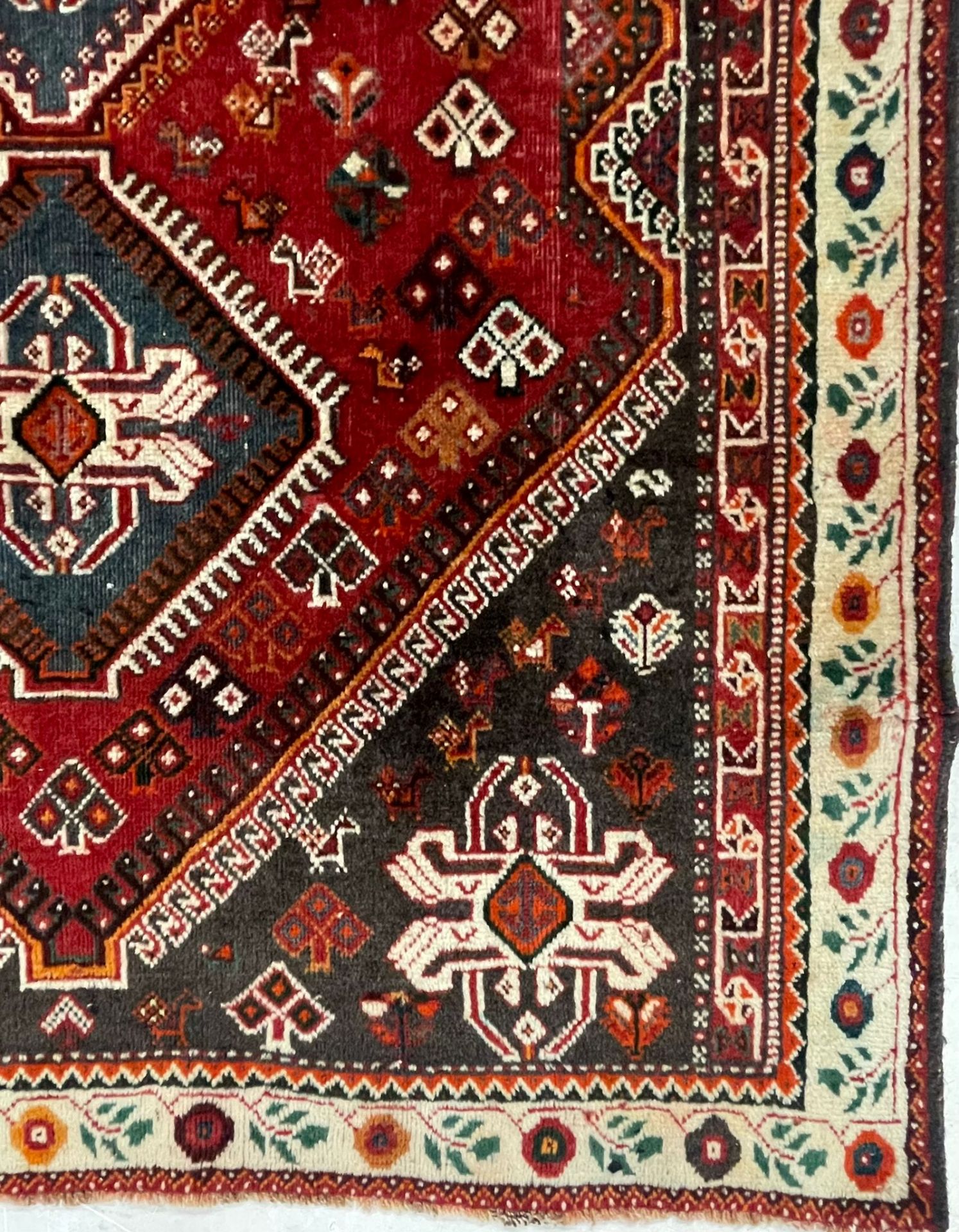 AN EARLY 20TH CENTURY PERSIAN ISLAMIC QASHQAI FLOOR CARPET RUG - Bild 4 aus 4