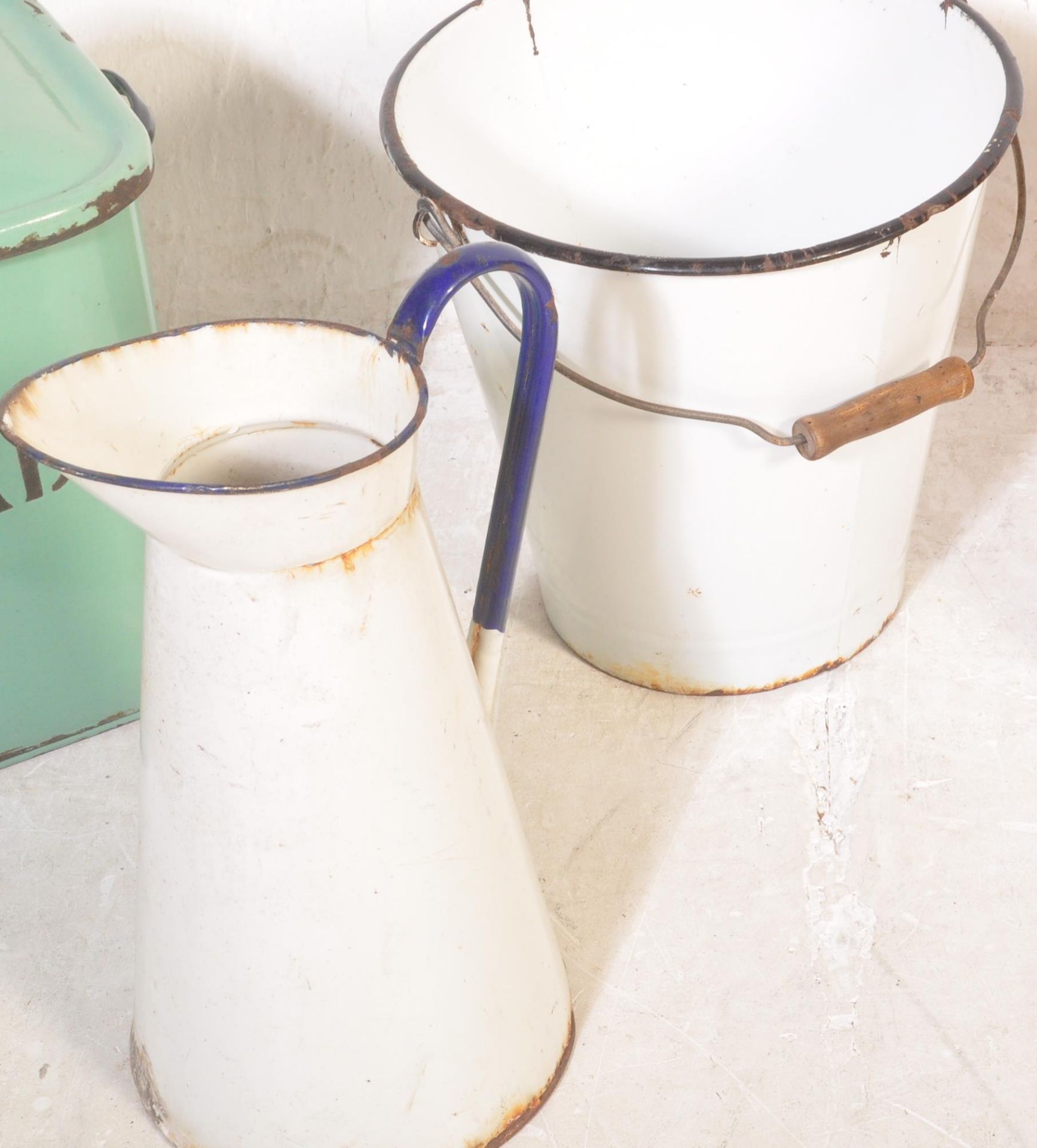 ENAMEL BREAD BIN, JUG & PAIL, A FLAGON AND PLANTER - Bild 3 aus 5