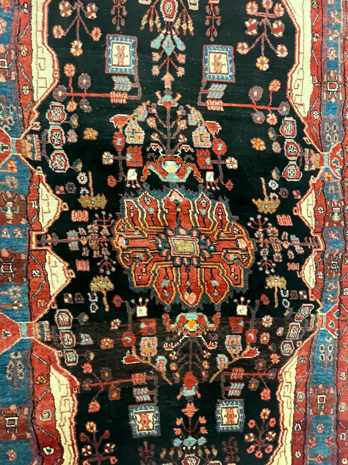 AN EARLY 20TH CENTURY PERSIAN ISLAMIC NAHAVAND FLOOR CARPET RUG - Bild 2 aus 4