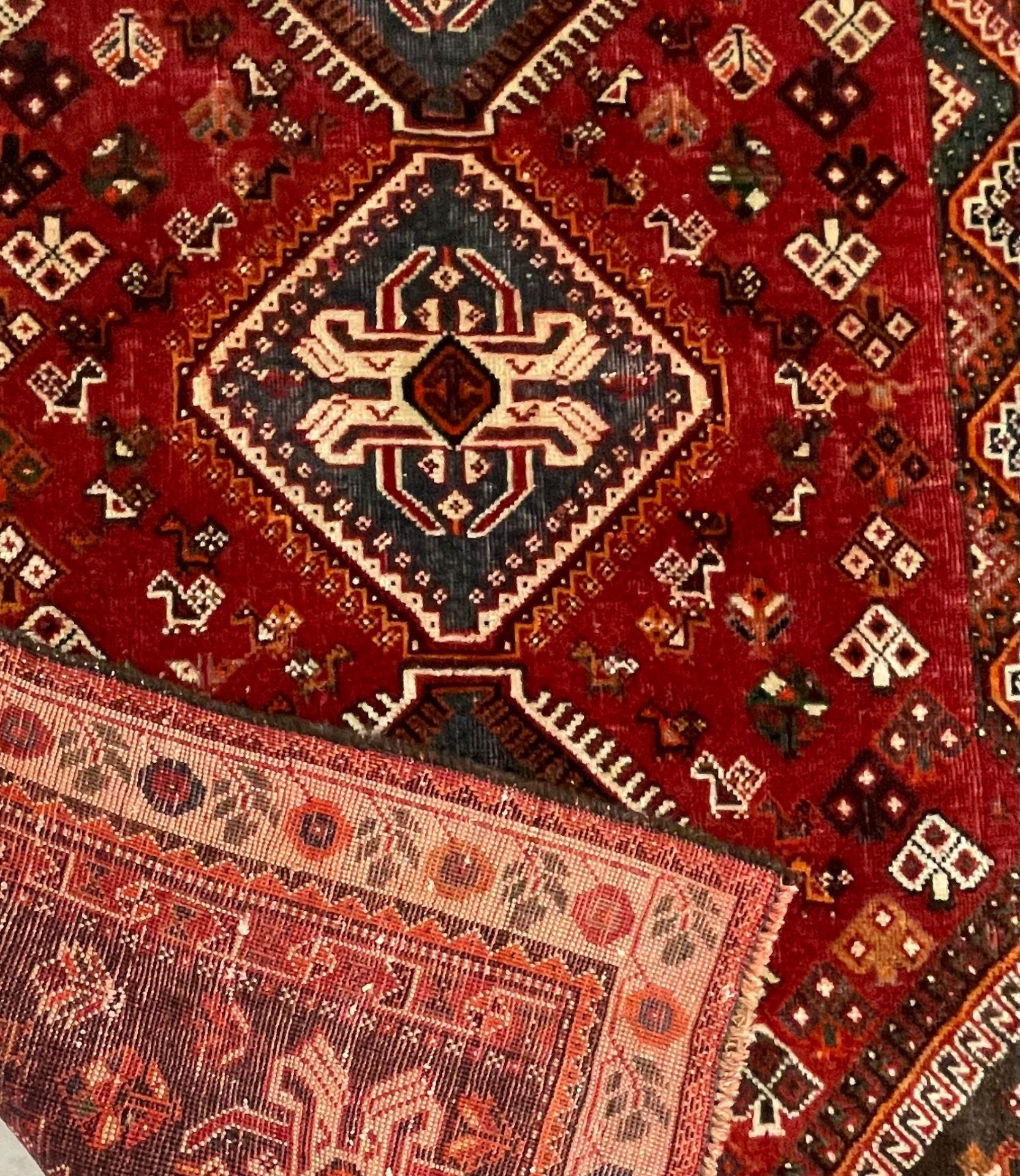 AN EARLY 20TH CENTURY PERSIAN ISLAMIC QASHQAI FLOOR CARPET RUG - Bild 3 aus 4