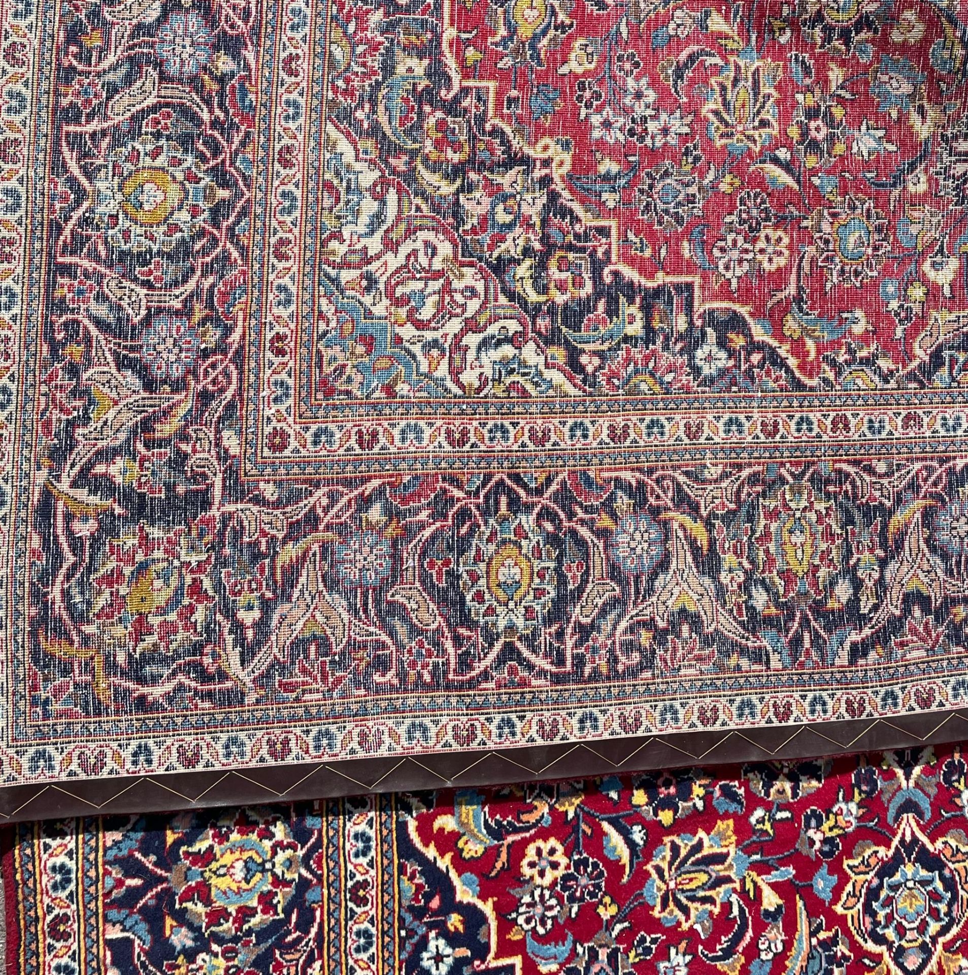 AN EARLY 20TH CENTURY ISLAMIC PERSIAN KASHAN FLOOR CARPET RUG - Bild 2 aus 4