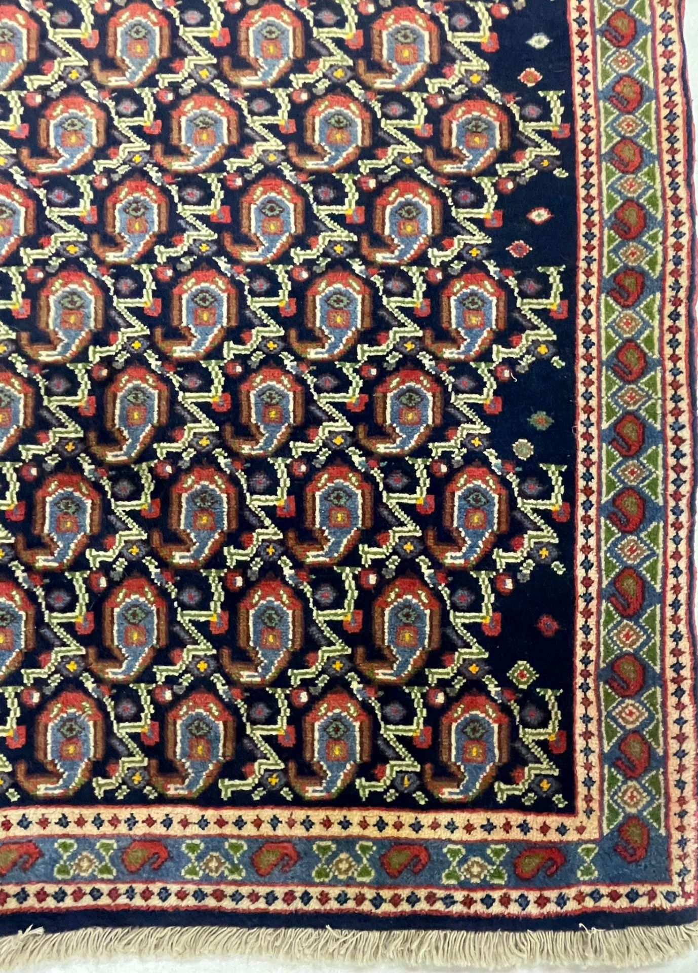 AN EARLY 20TH CENTURY KURDISH ISLAMIC RUNNER FLOOR RUG - Bild 4 aus 4