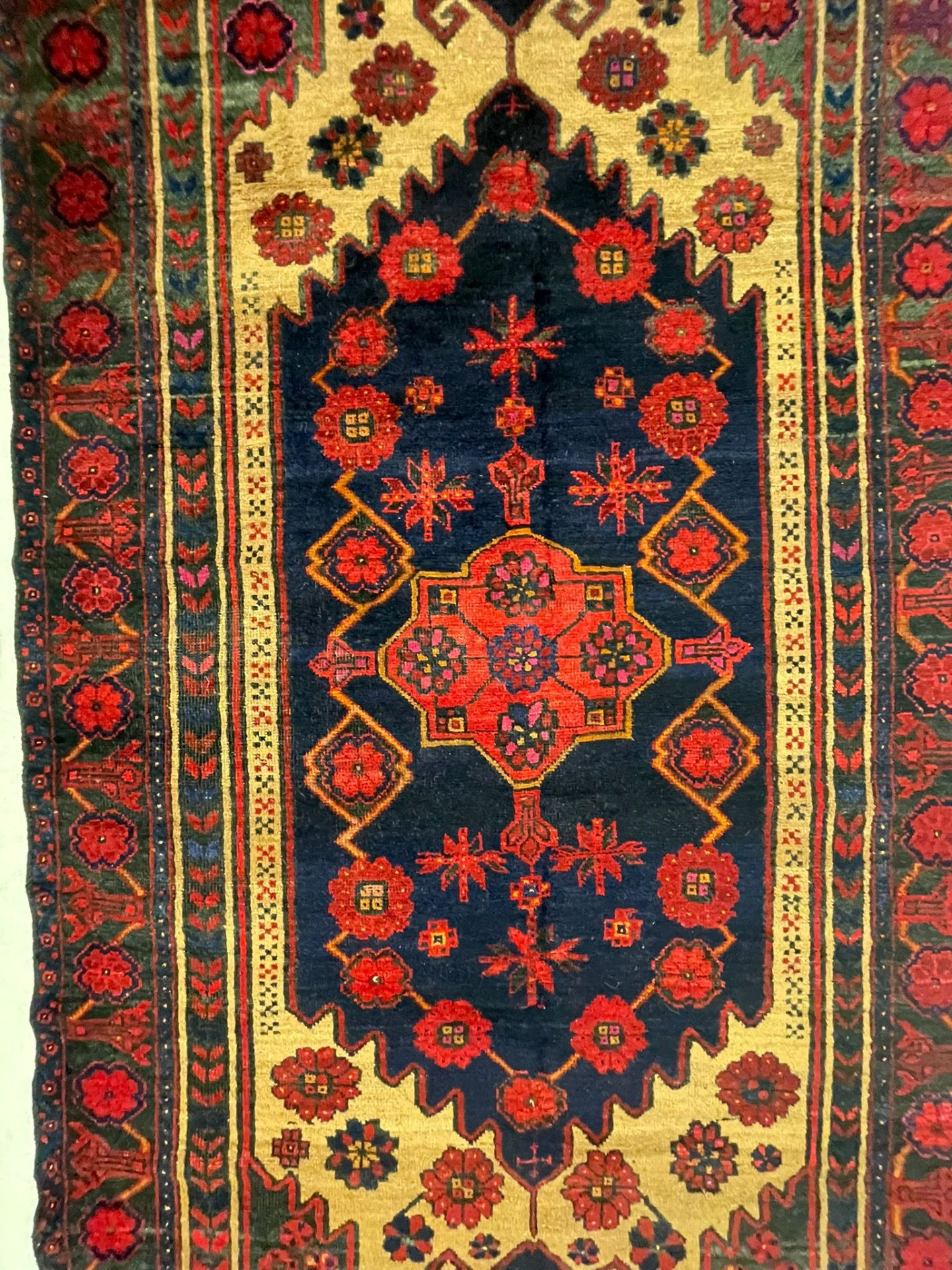 AN EARLY 20TH CENTURY PERSIAN ISLAMIC MALAYER FLOOR CARPET RUG - Bild 3 aus 4