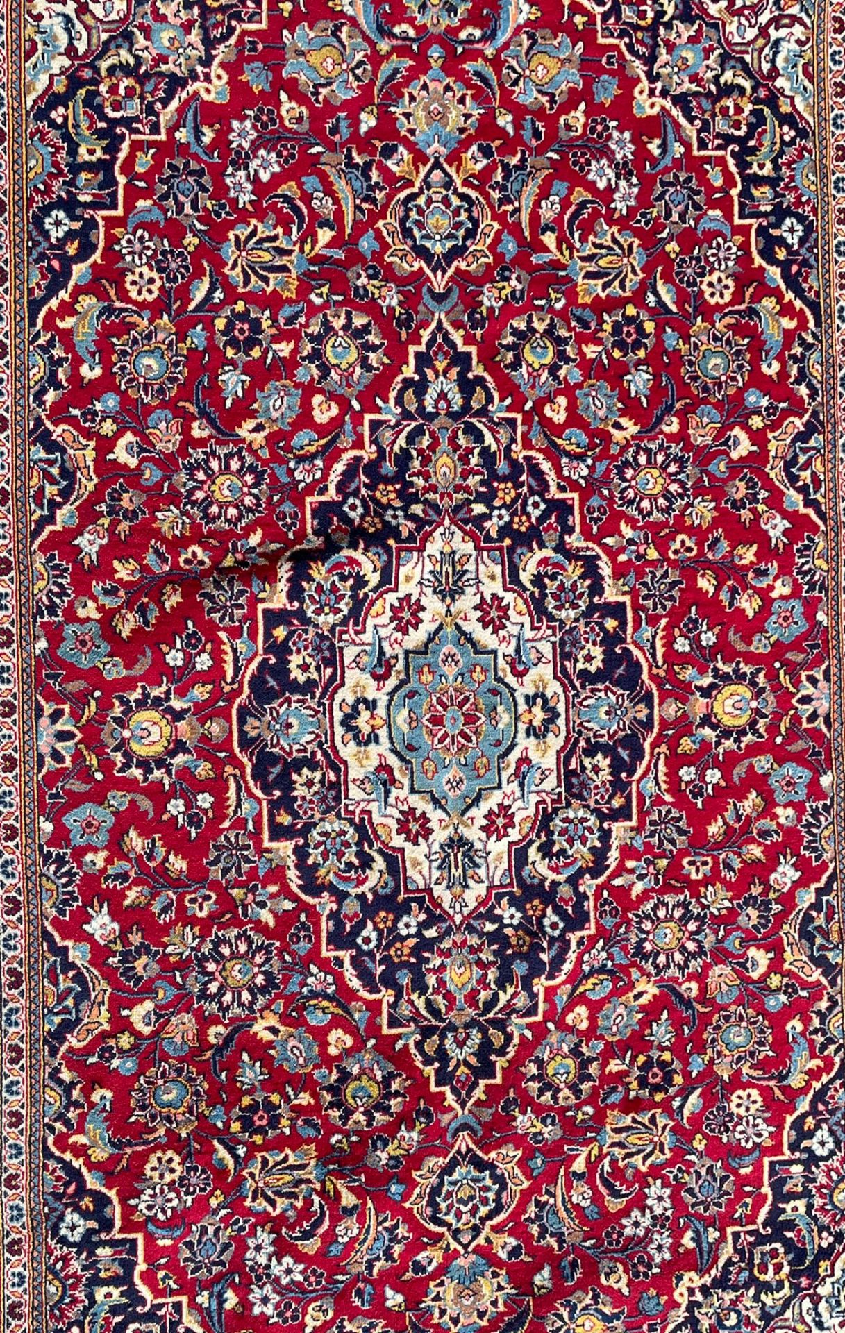 AN EARLY 20TH CENTURY ISLAMIC PERSIAN KASHAN FLOOR CARPET RUG - Bild 4 aus 4