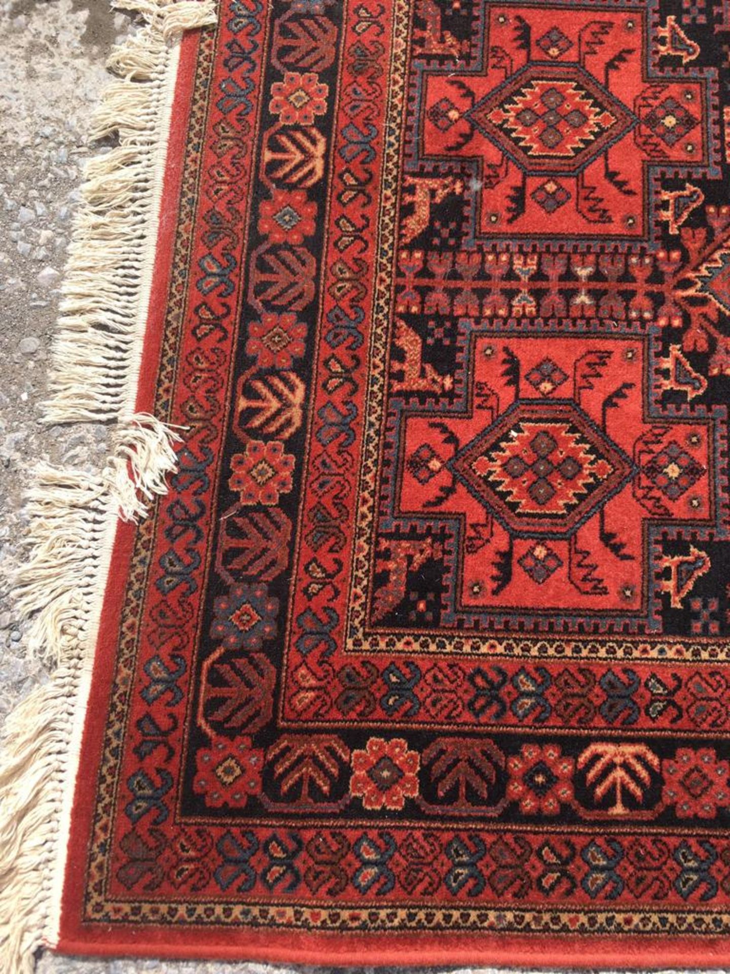 A 20TH CENTURY PERSIAN AFGHAN KILIM FLOOR CARPET RUG - Bild 2 aus 3