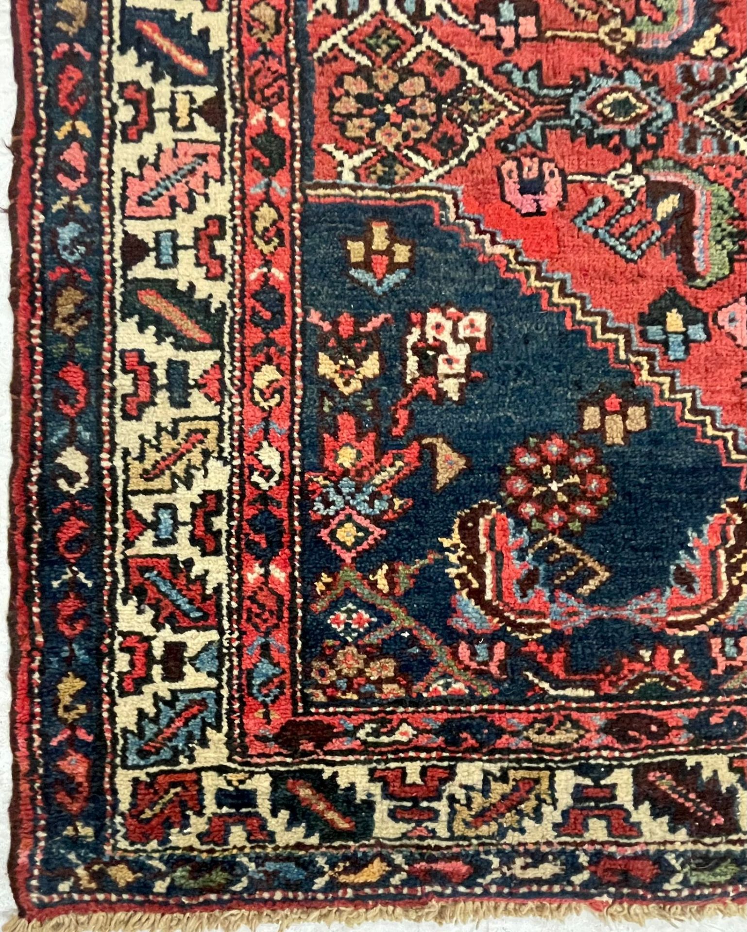 AN EARLY 20TH CENTURY PERSIAN ISLAMIC HERIZ FLOOR CARPET RUG - Bild 4 aus 4