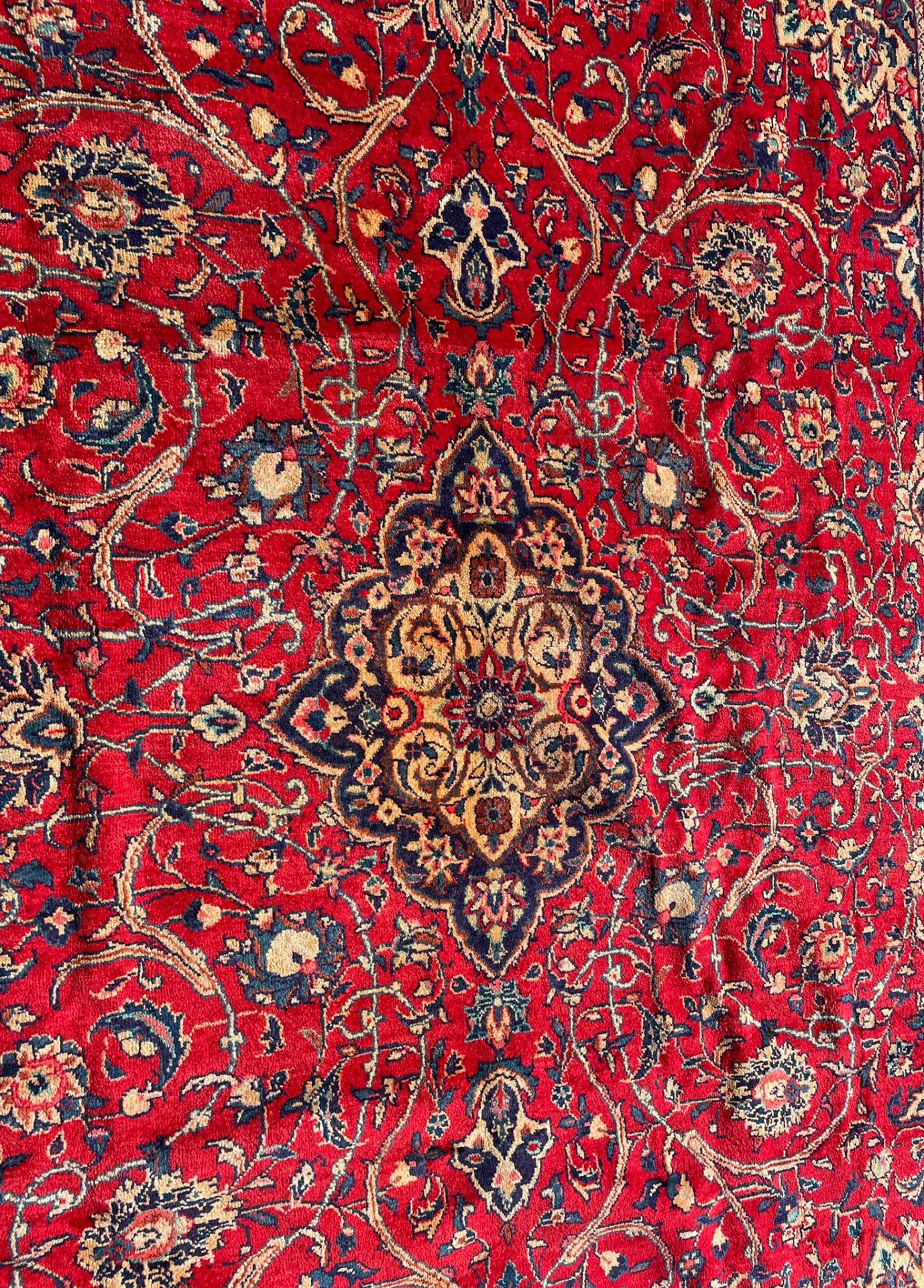 AN EARLY 20TH CENTURY PERSIAN ISLAMIC SAROUK FLOOR CARPET RUG - Bild 4 aus 4