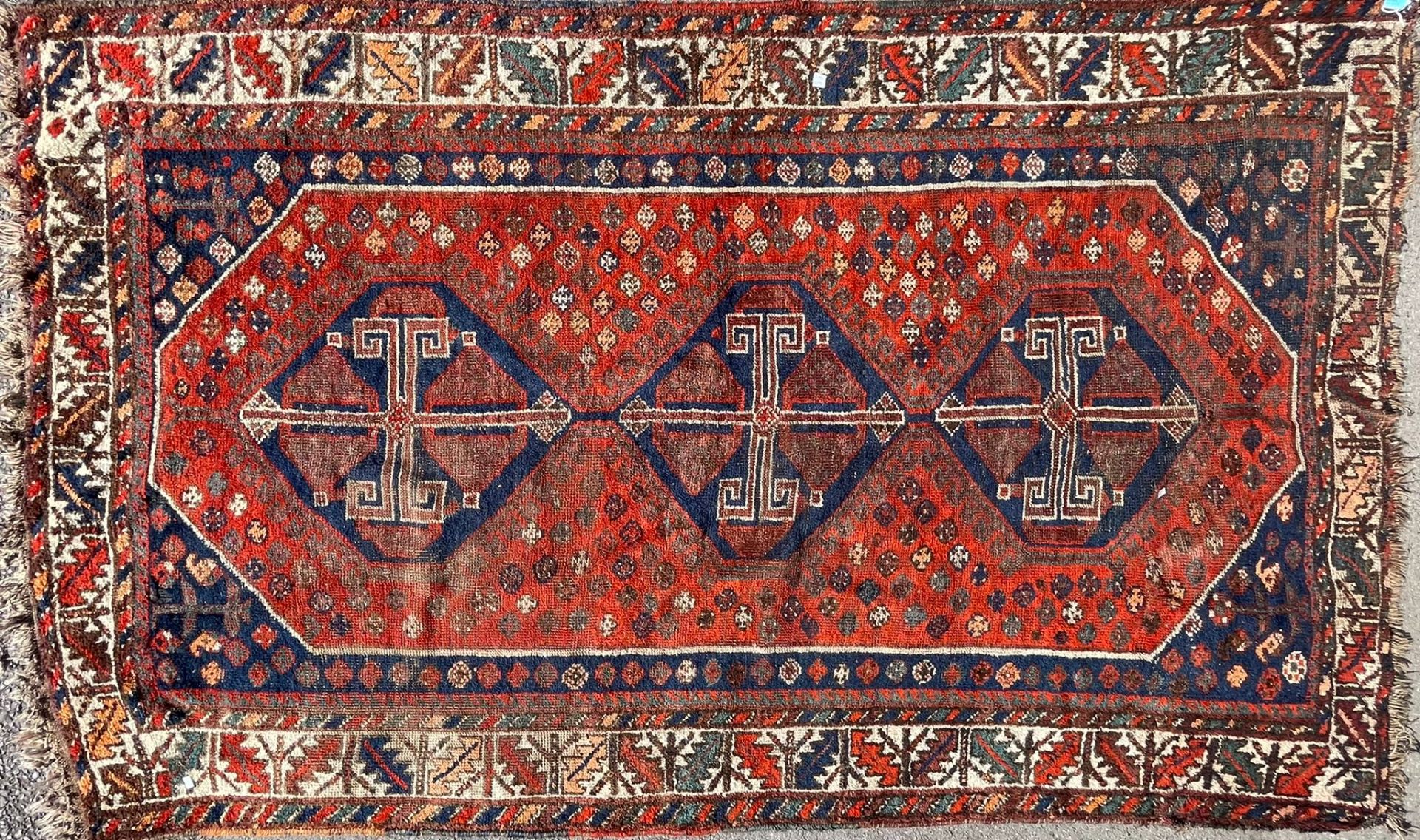 A PERSIAN ISLAMIC SHIRAZ RUG / CARPET