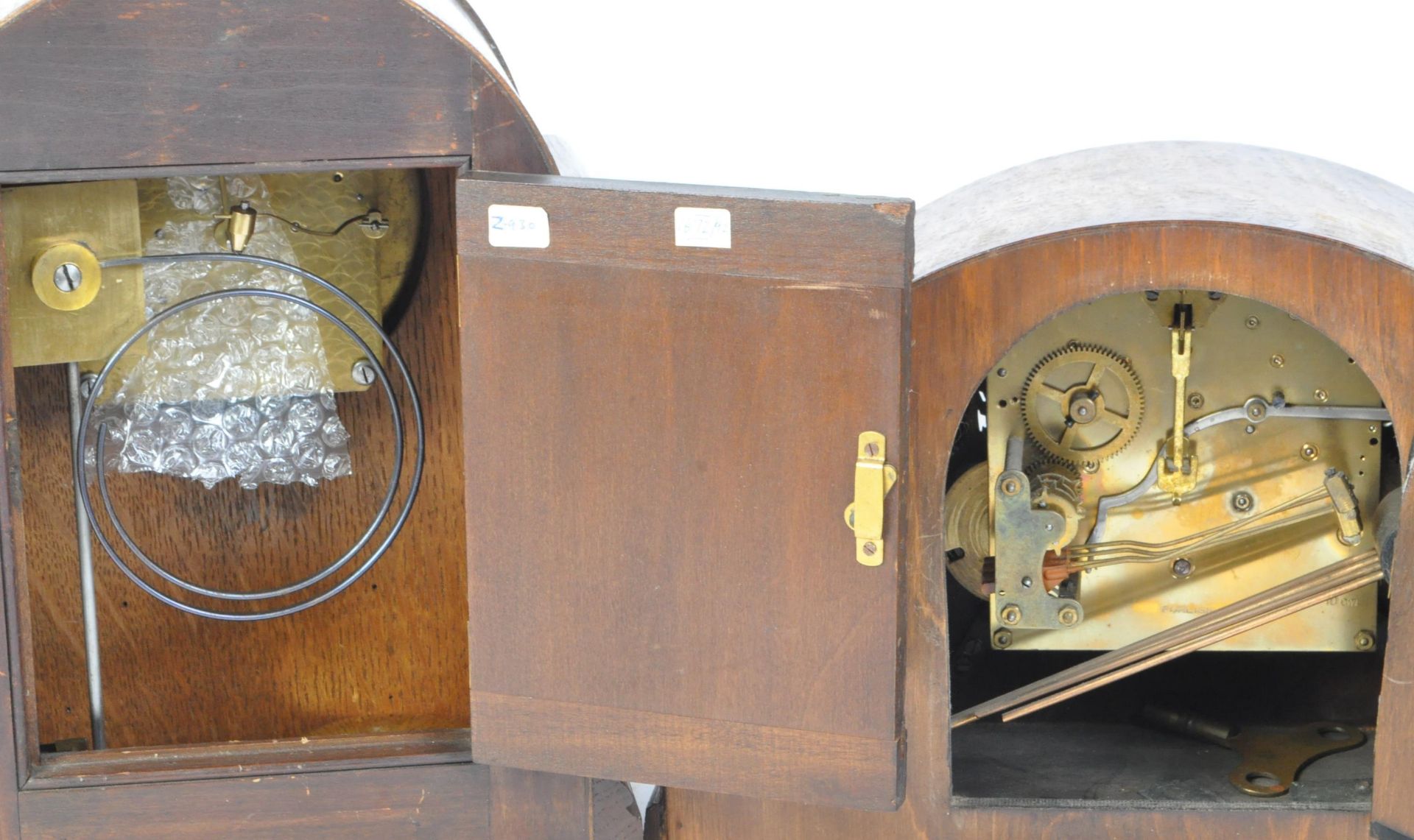 TWO VINTAGE ART DECO ERA OAK MANTEL CLOCKS - Bild 3 aus 3