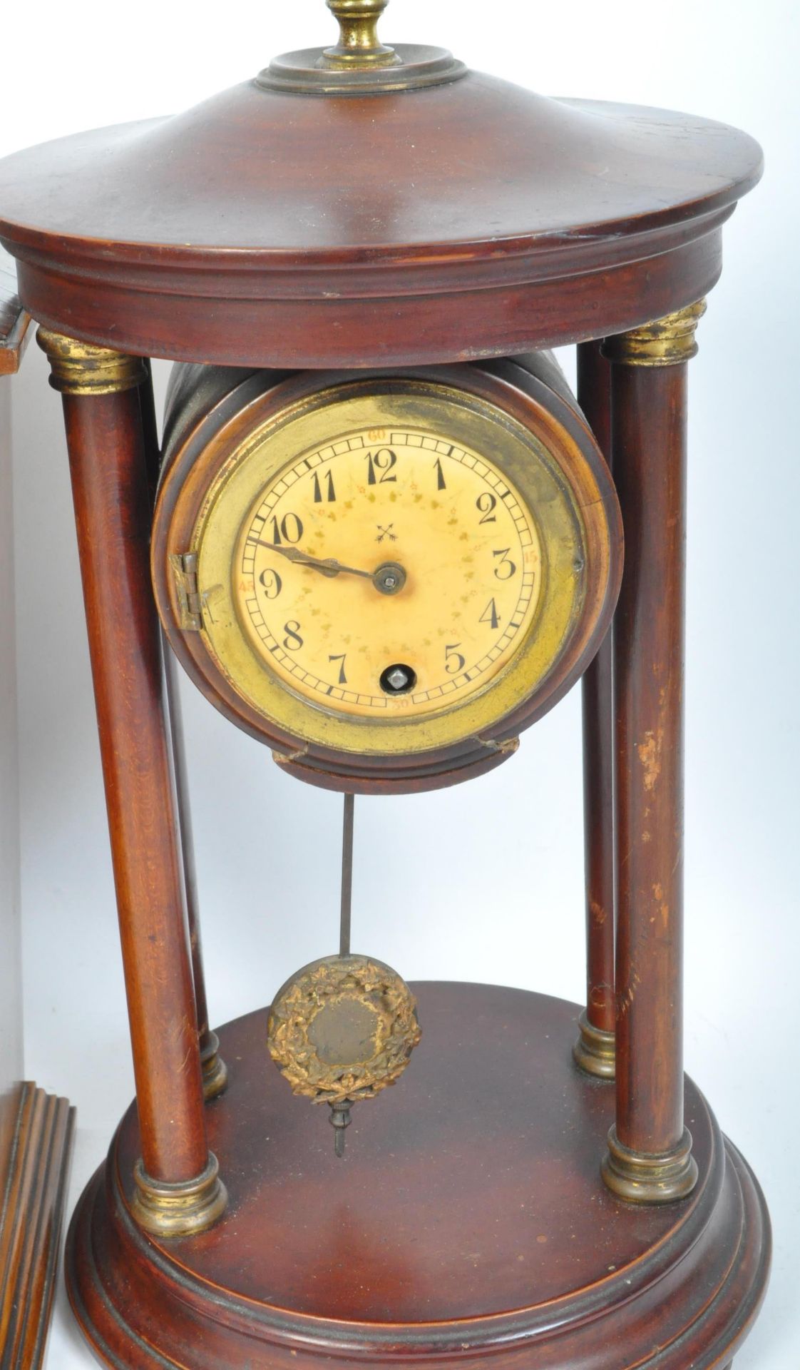 THREE EARLY 20TH CENTURY MANTEL CLOCKS - Bild 4 aus 5