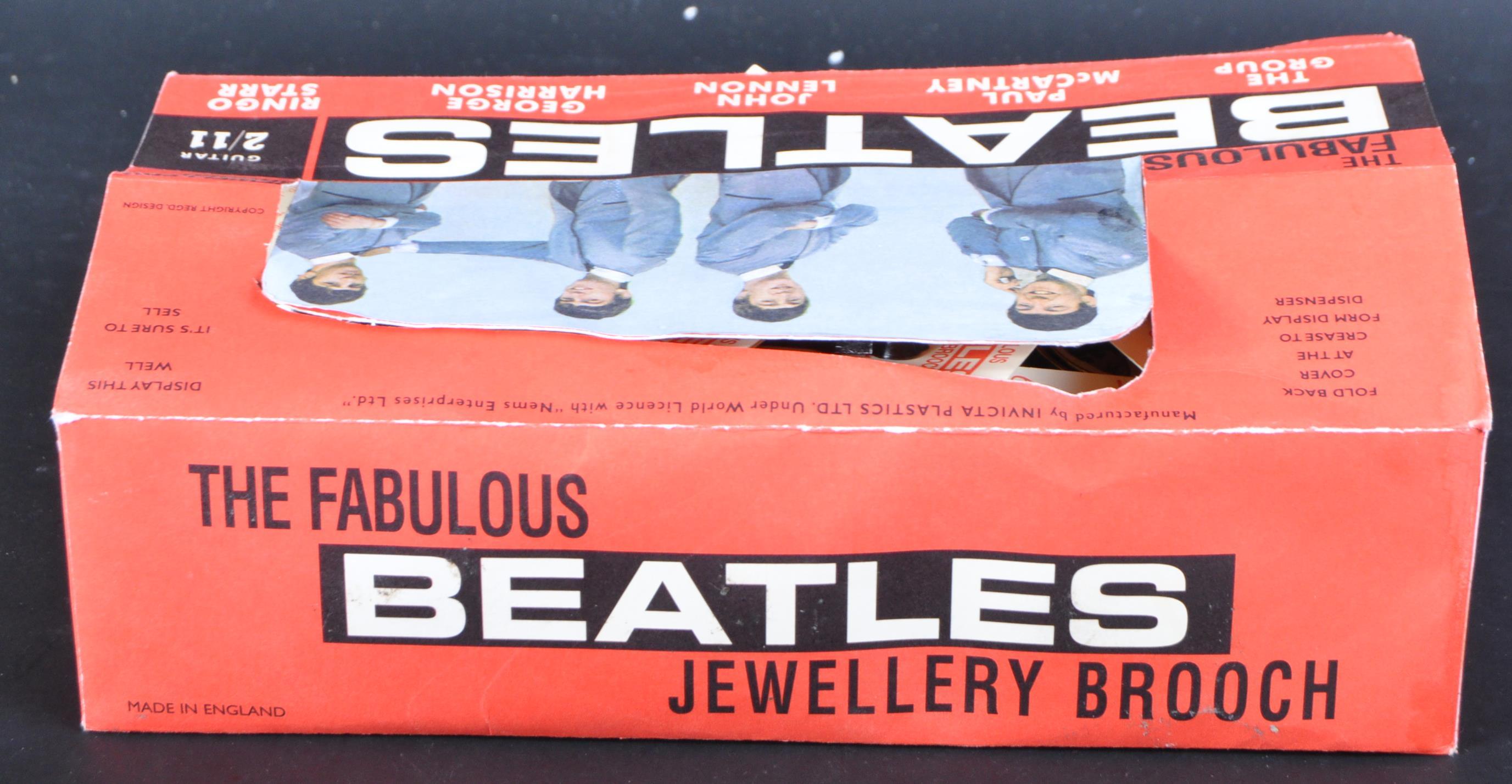 VINTAGE EX-SHOP STOCK BOX OF THE BEATLES JEWELLERY BROOCHES - Image 7 of 7