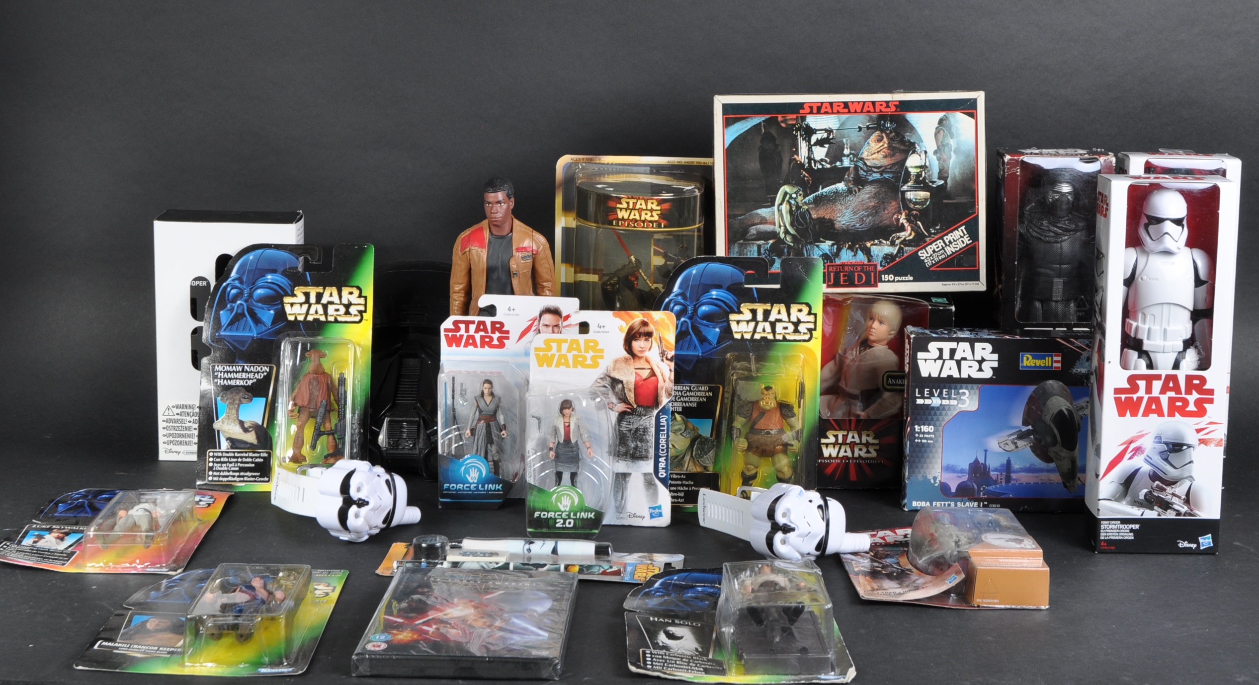 COLLECTION OF ASSORTED STAR WARS FIGURES & MEMORABILLIA