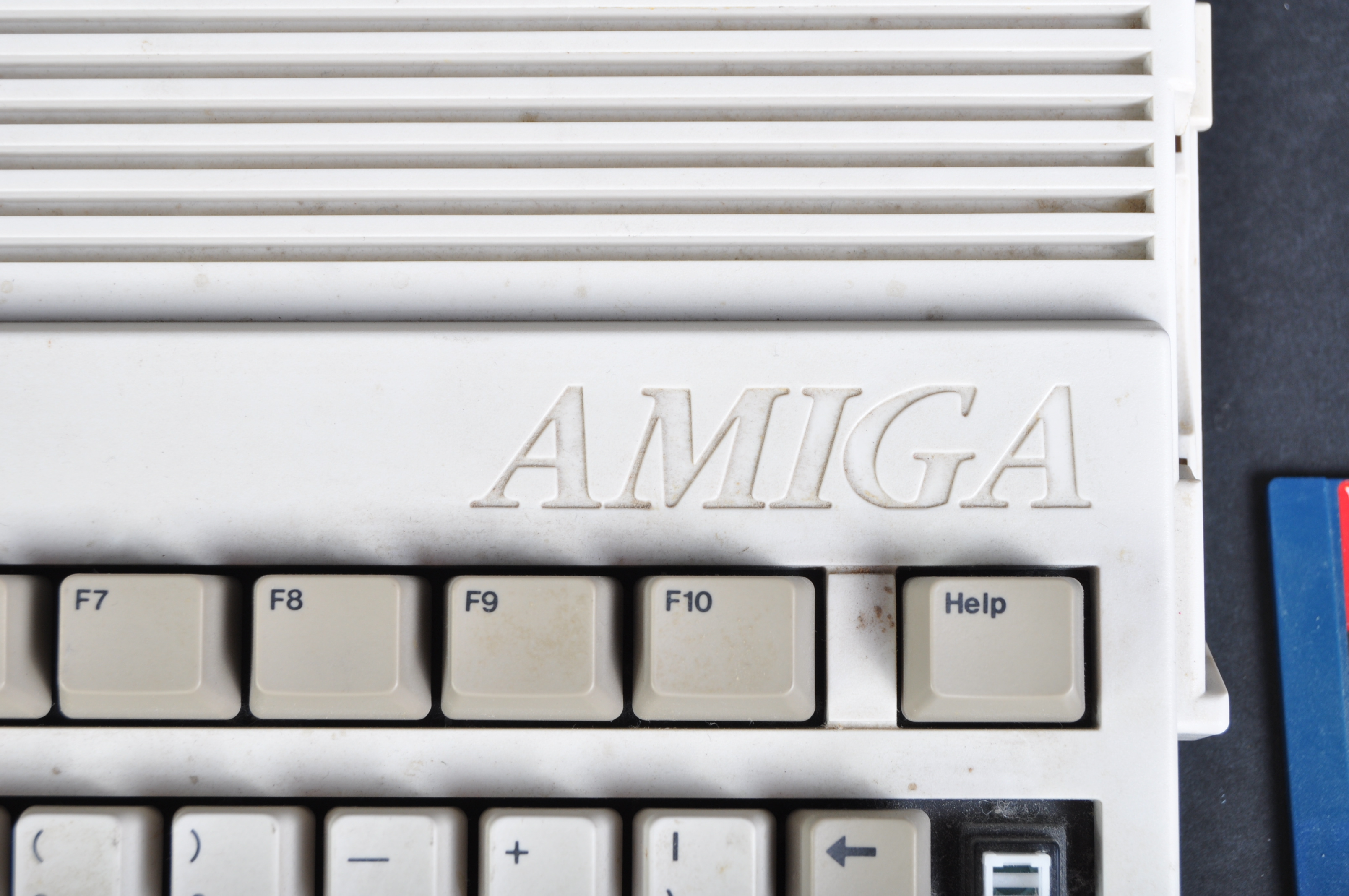 RETRO GAMING - COMMODORE AMIGA A600 HOME COMPUTER & GAMES - Image 3 of 9