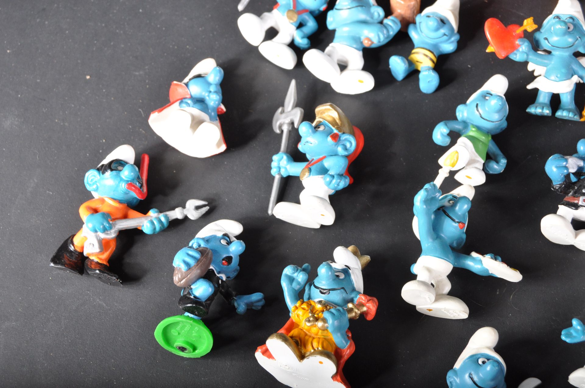 SMURFS - LARGE COLLECTION OF VINTAGE PEYO / SCHLEICH SMURFS - Bild 2 aus 10