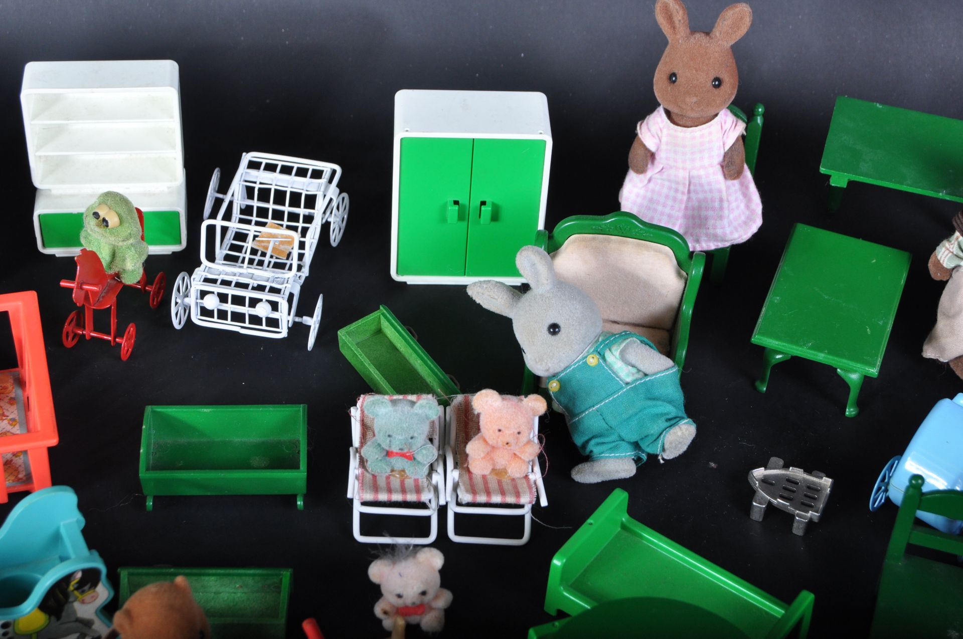 COLLECTION OF VINTAGE SYLVANIAN FAMILIES FIGURES & ACCESSORIES - Image 4 of 8