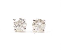 PAIR OF WHITE GOLd & DIAMOND STUD EARRINGS