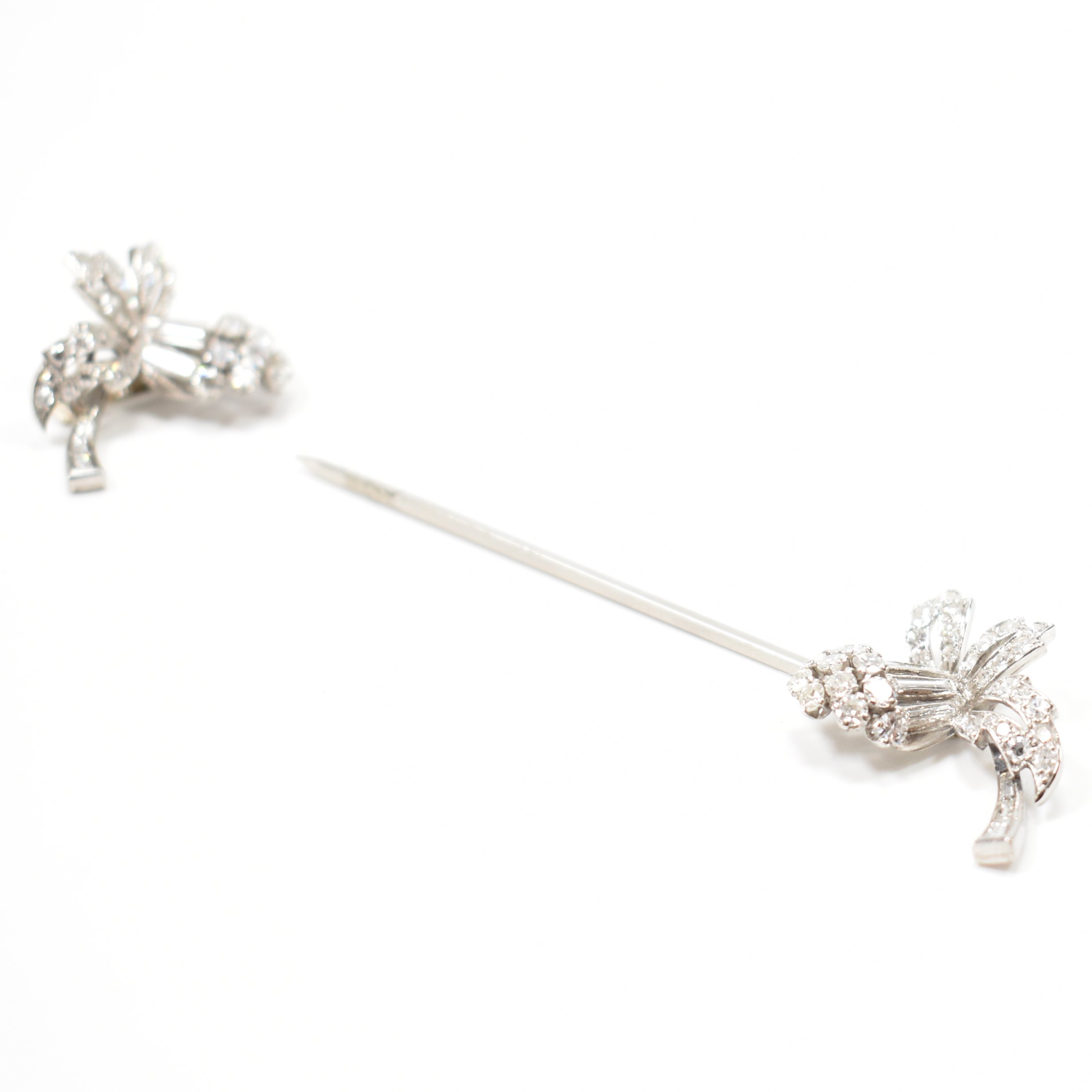 18CT GOLD & DIAMOND JABOT PIN BROOCH - Image 3 of 5